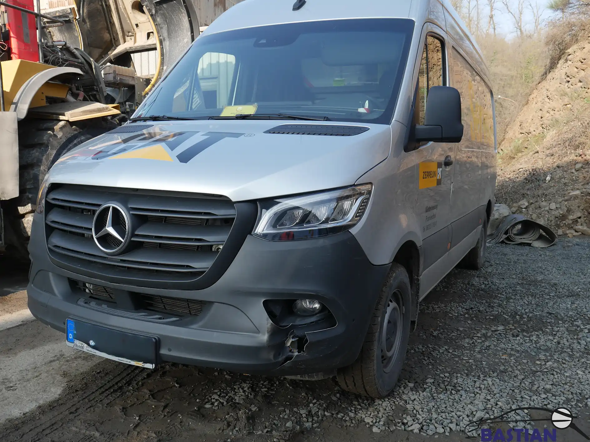 Firmenwagen CAT Frontschaden Bastian Kfz Gutachter