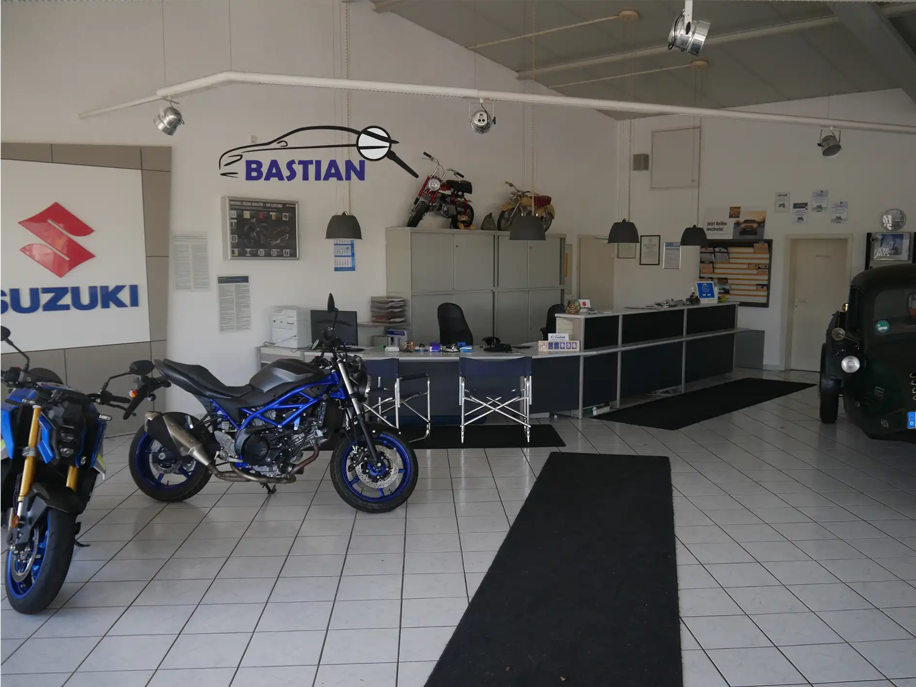 Verkaufsraum Innenansicht bei Höhn Automobile Ramsteiner Str. 35, 66882 Hütschenhausen - Bastian Kfz Gutachter Ramstein