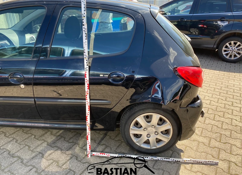 Begutachtung eines PKW mit Seitenschaden durch Kfz-Gutachter