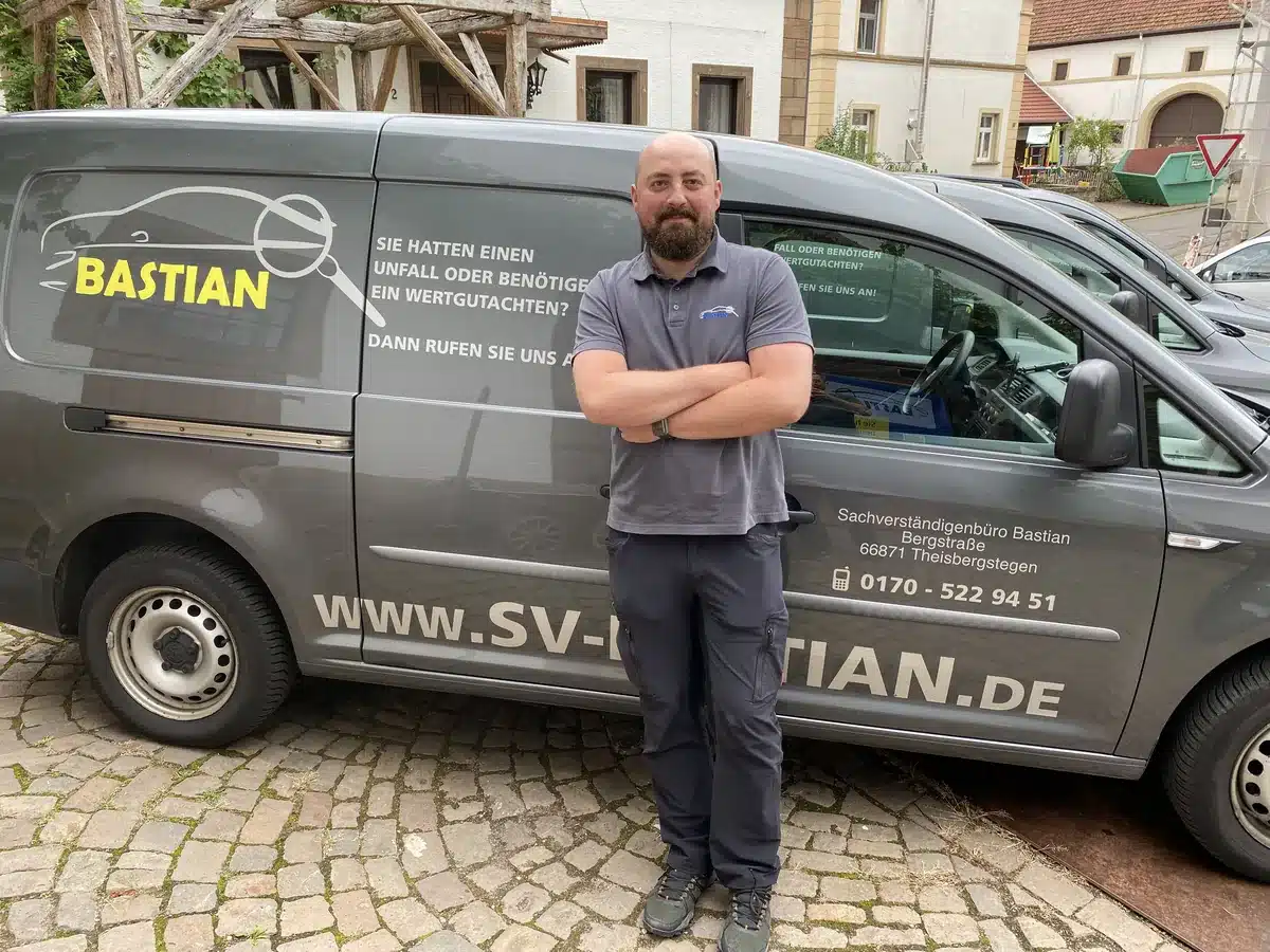 Kfz-Gutachter Bastian bei der Schadenaufnahme in einer Partnerwerkstatt im Kuseler Land