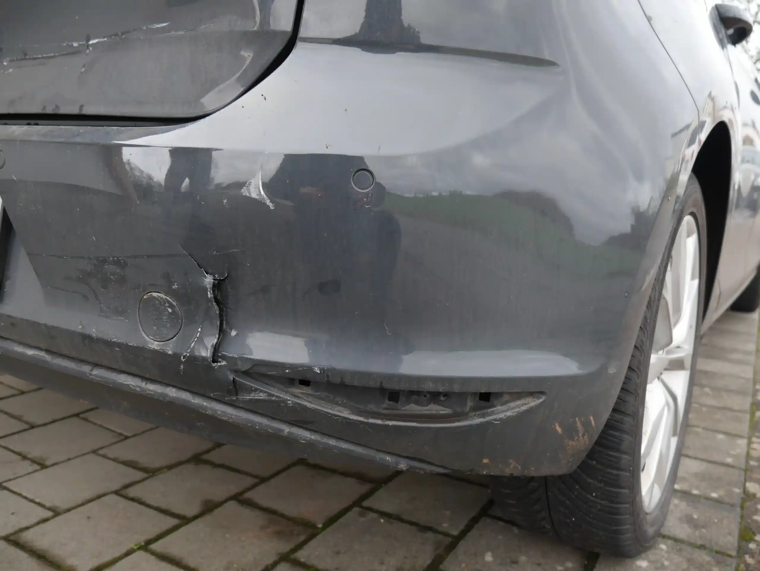 Eingerissener Heckstoßfänger rechts — Heckschaden VW Golf VII, Bastian Kfz-Gutachter