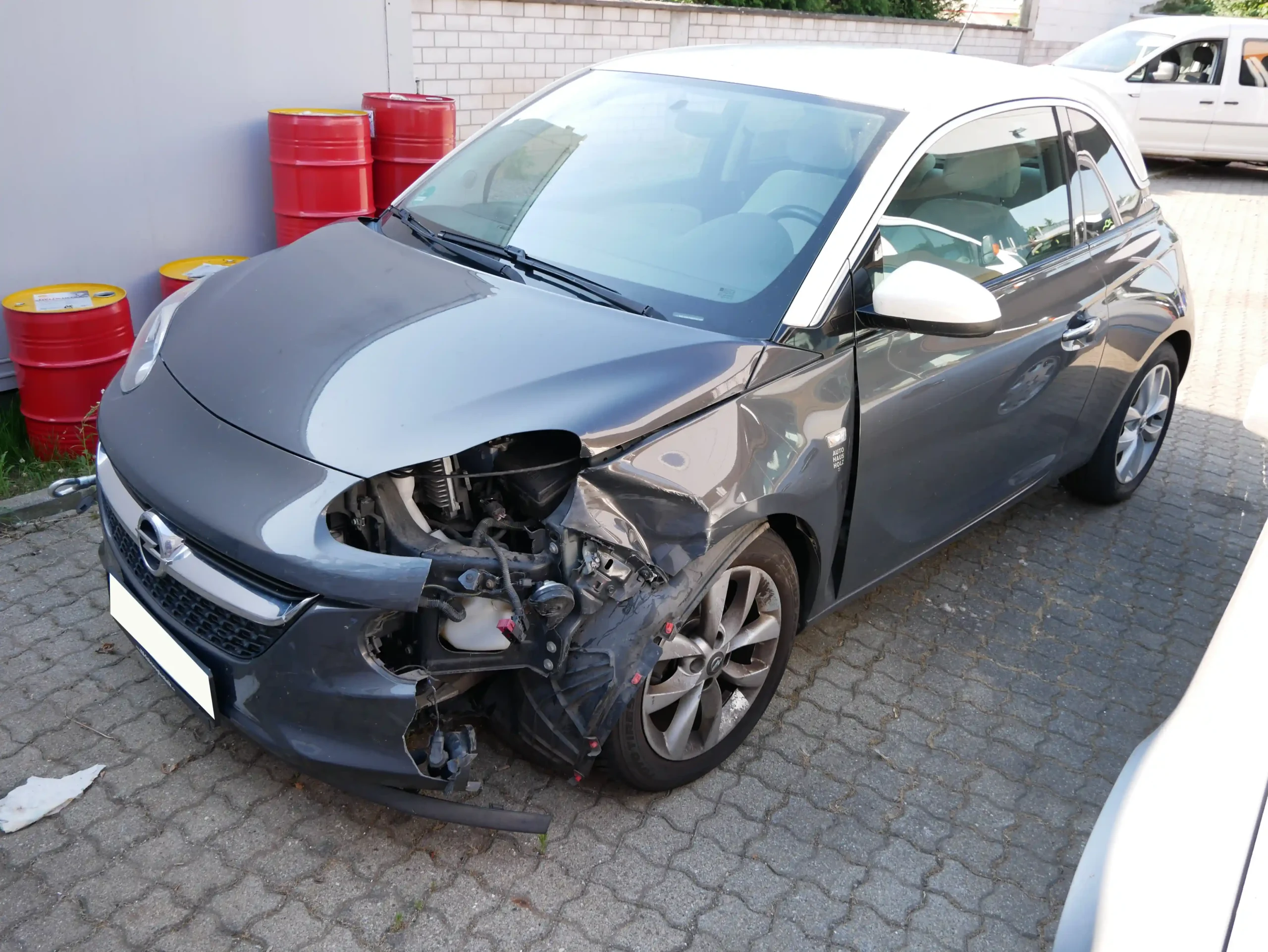Frontschaden an einem Opel Corsa in Landau – Kfz-Gutachter dokumentiert den Unfallschaden mit Assistenzsystemen