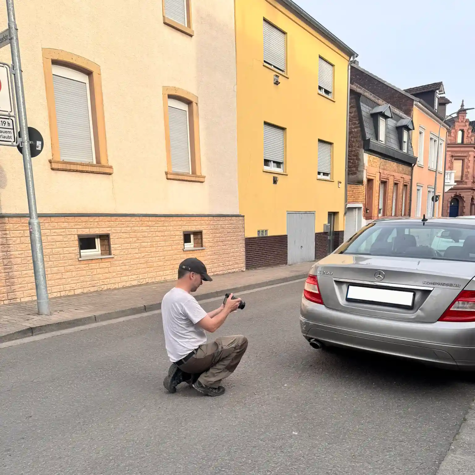 Herr Bastian Kfz-Sachverständiger begutachtet persönlich einen Heckschaden an einem Pkw