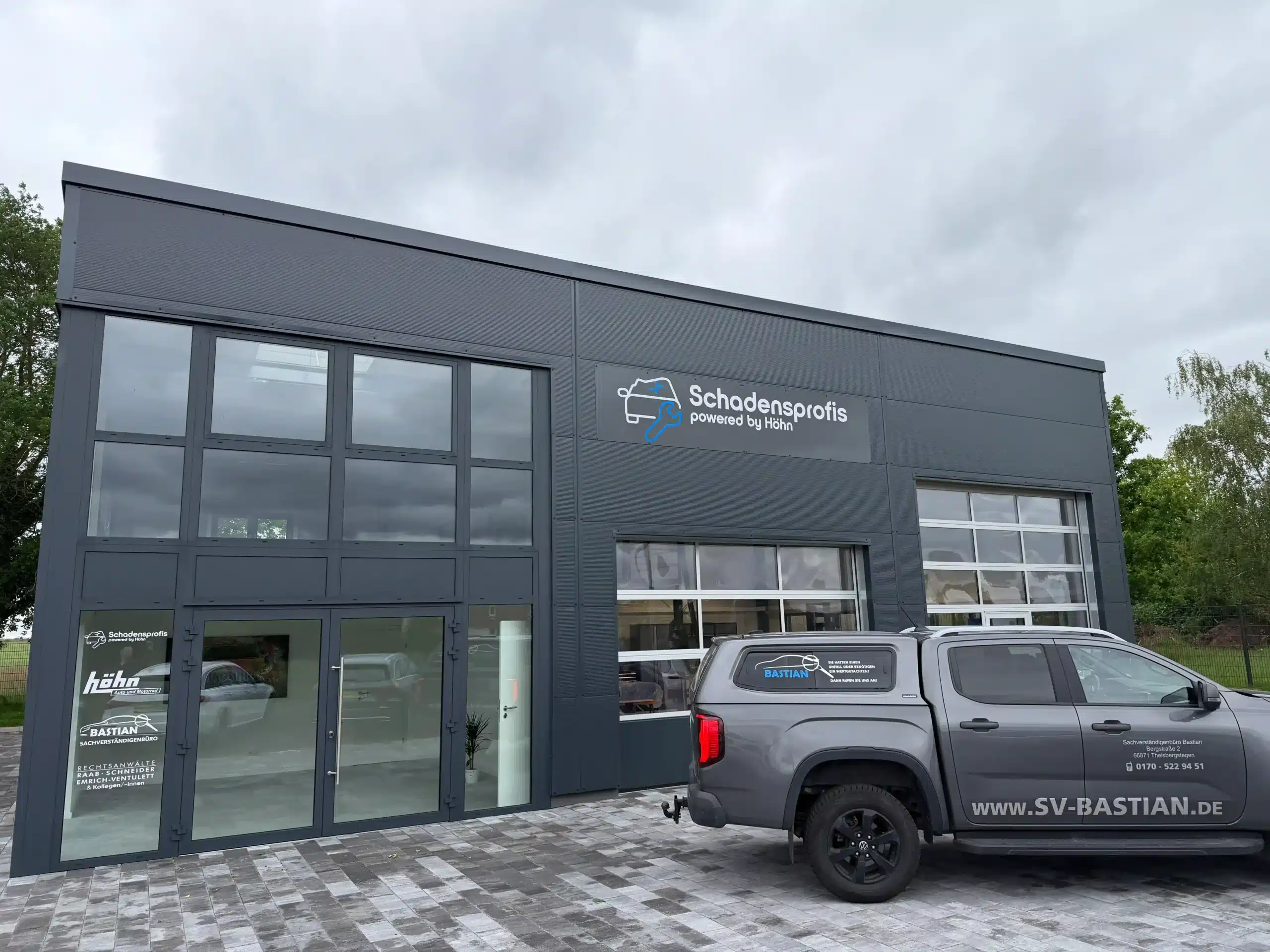 Neues Verbund-Gebäude der Schadensprofis powered by Höhn in Hütschenhausen-Spesbach, Ramsteiner Straße 35 – Standort von Bastian Sachverständigenbüro