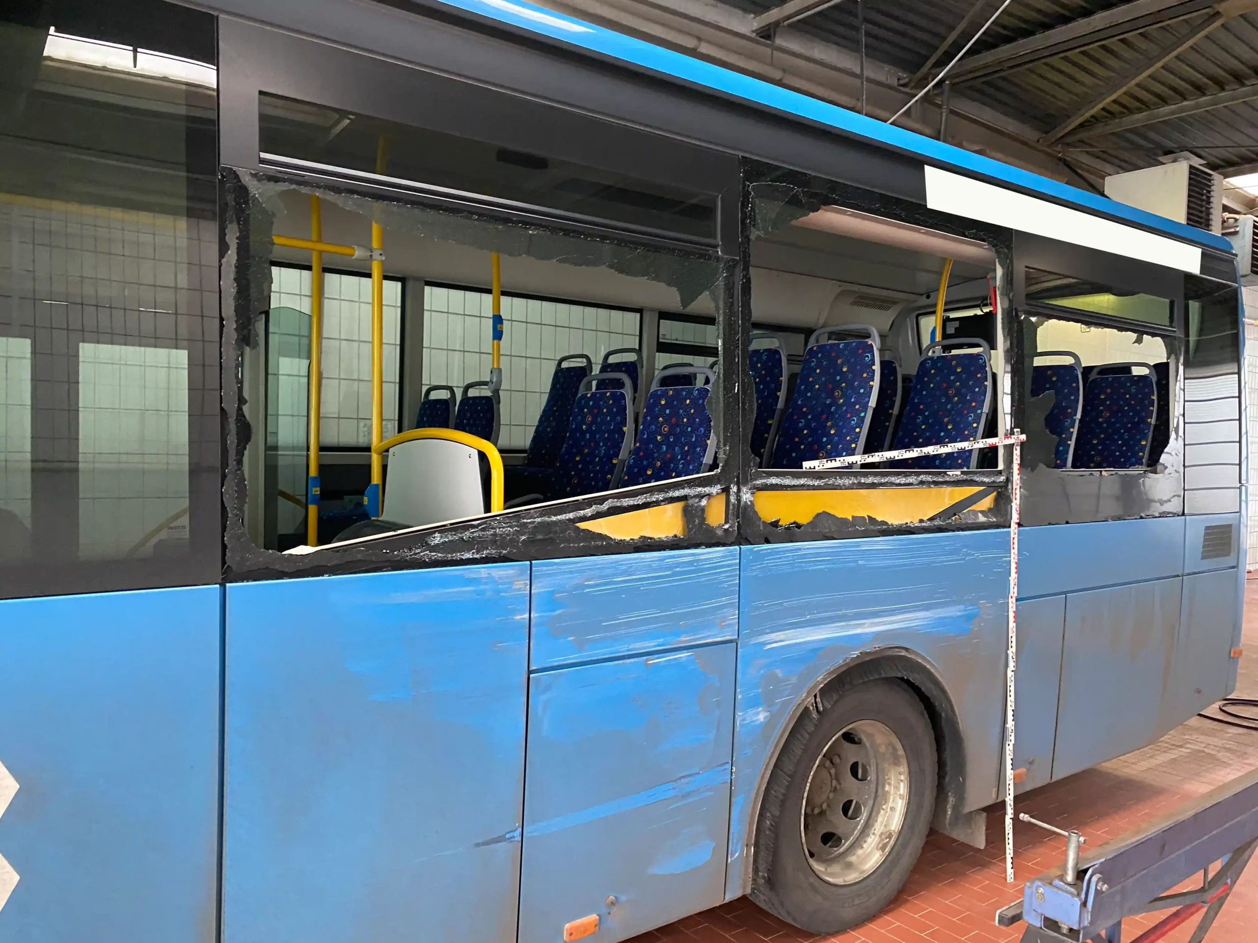 Omnibus-Gutachten: Seitenschaden an einem Reisebus – Kfz-Sachverständiger begutachtet Seitenwand und Aufbau
