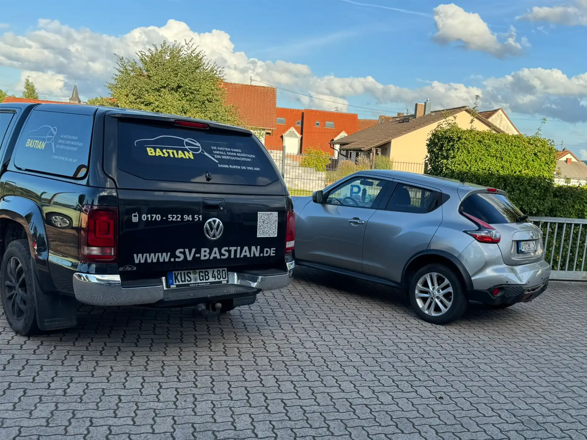 Schadenaufnahme bei H&ouml;hn Automobile in H&uuml;tschenhausen &ndash; Bastian Kfz-Gutachter besichtigt Fahrzeug
