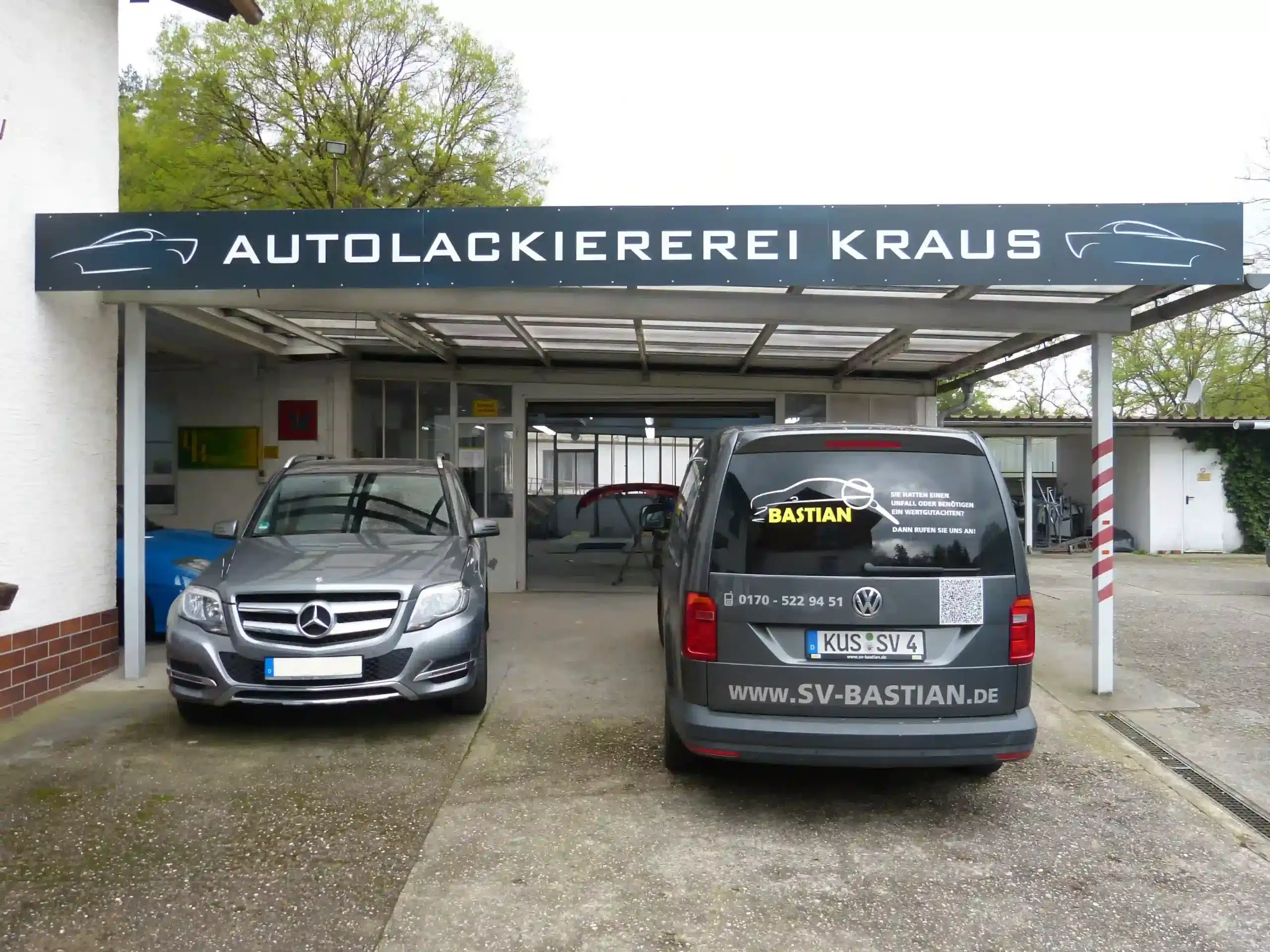 Sachverständiger bei der Schadenaufnahme – die Gutachterkosten bezahlen Feststellungen am Fahrzeug