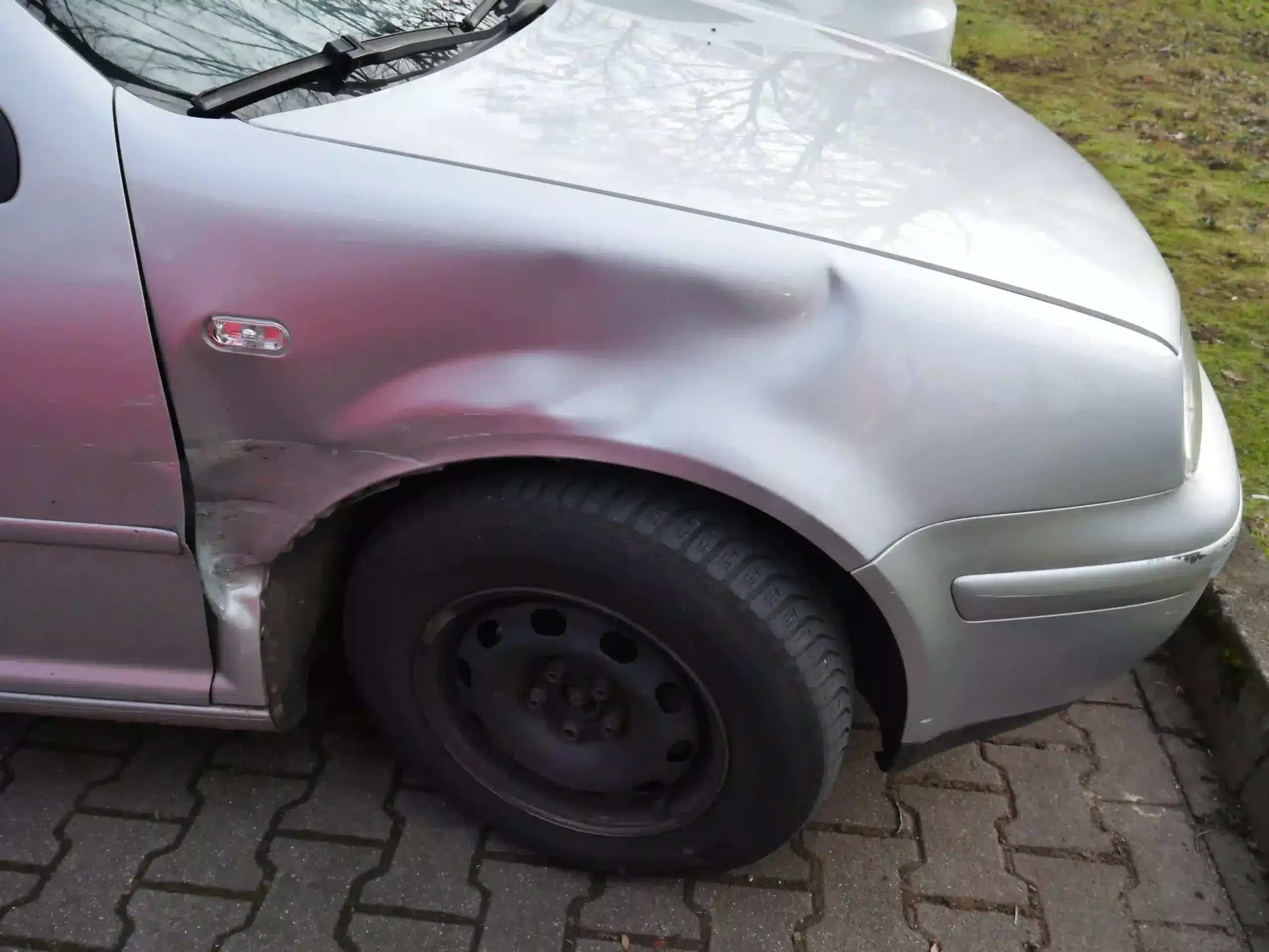Übergang Kotflügel zur Vordertür mit Seitenschaden — Detail VW Golf IV, Bastian Kfz-Gutachter