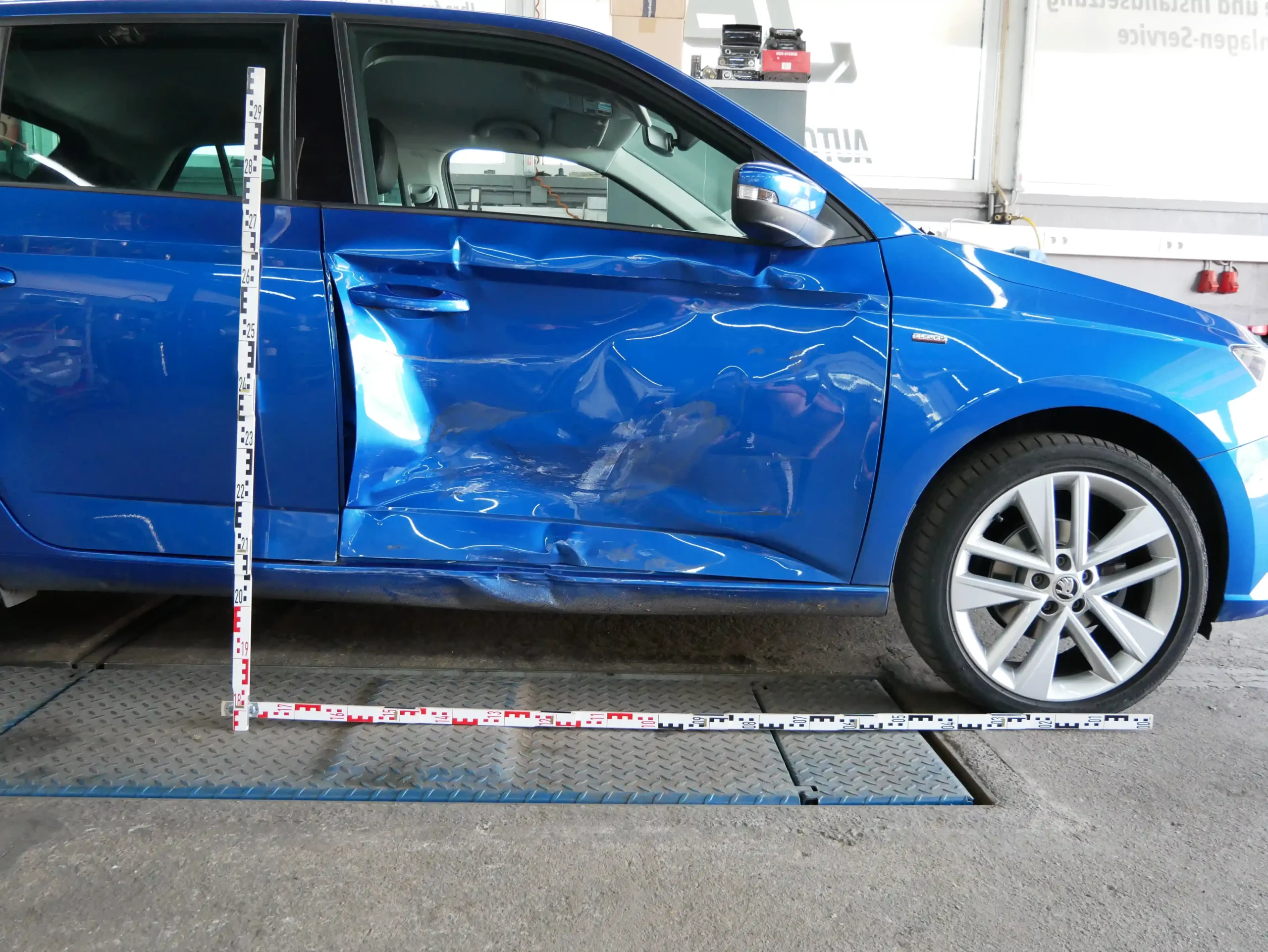 Kfz-Sachverständiger misst einen Seitenschaden mit dem Geo-Meter aus – Befund statt Schätzung