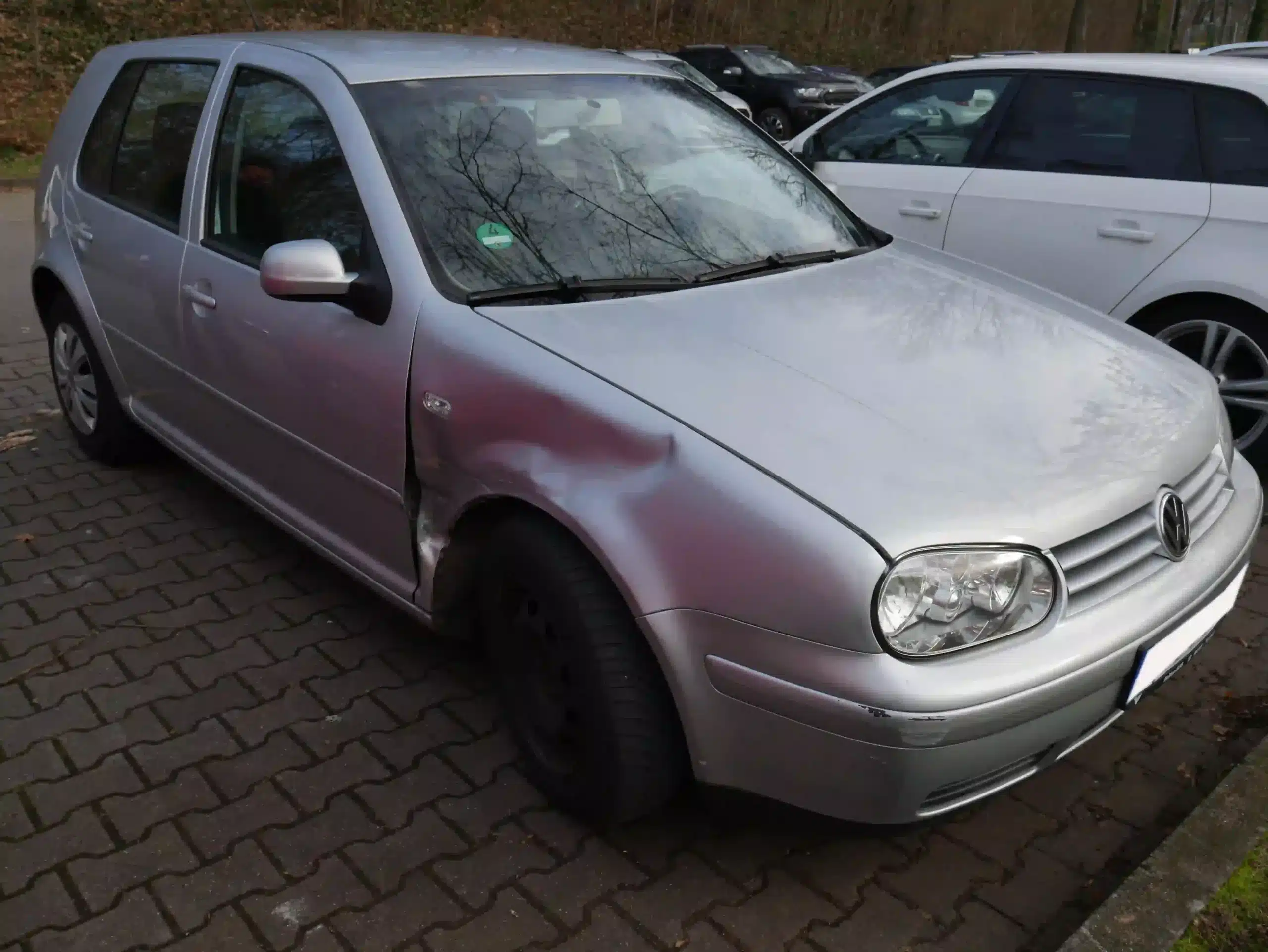 Beschädigter Kotflügel vorne links — Seitenschaden VW Golf IV, Bastian Kfz-Gutachter