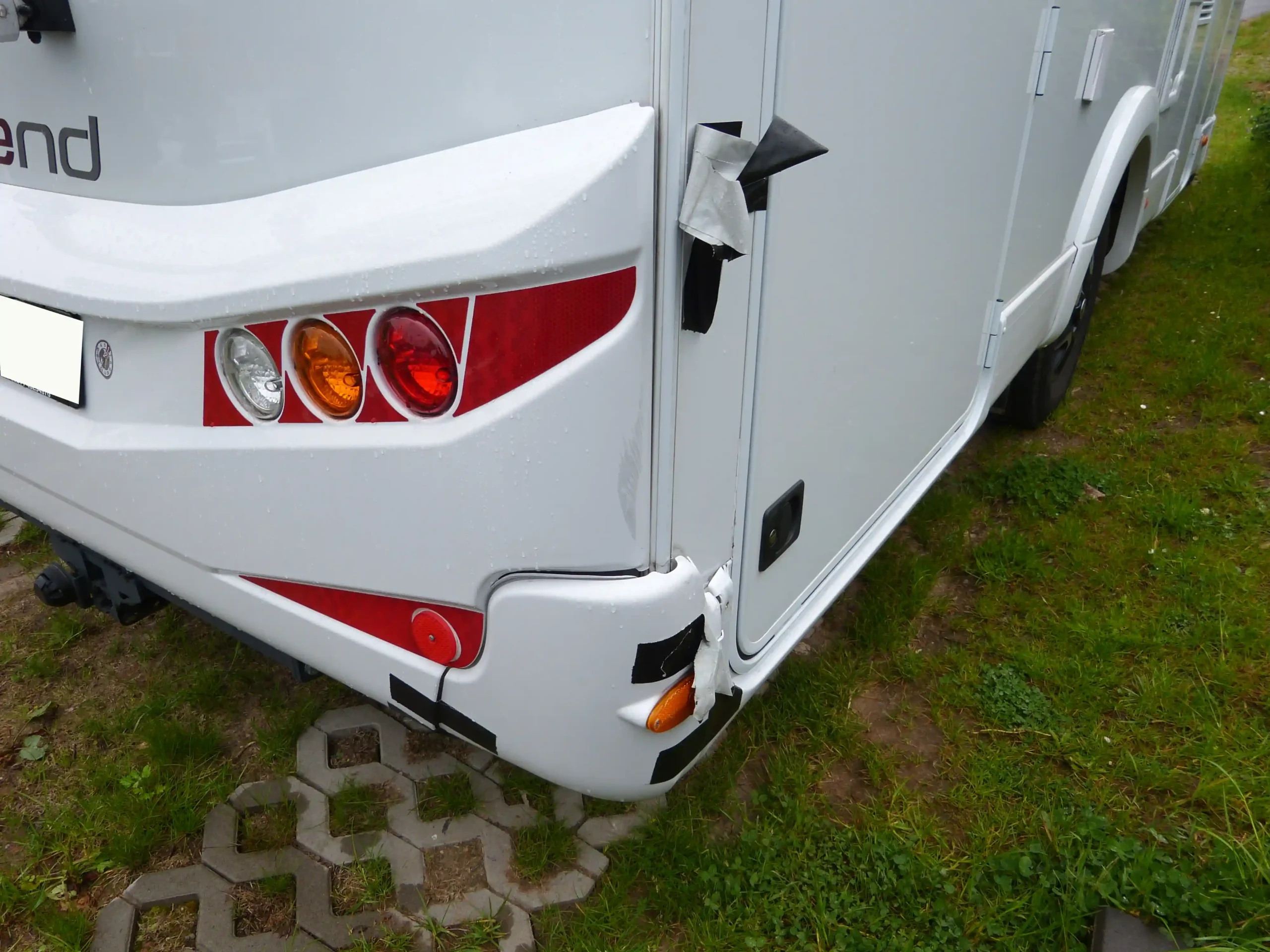 Kfz-Sachverständiger bei der Schadenbegutachtung am Wohnmobil