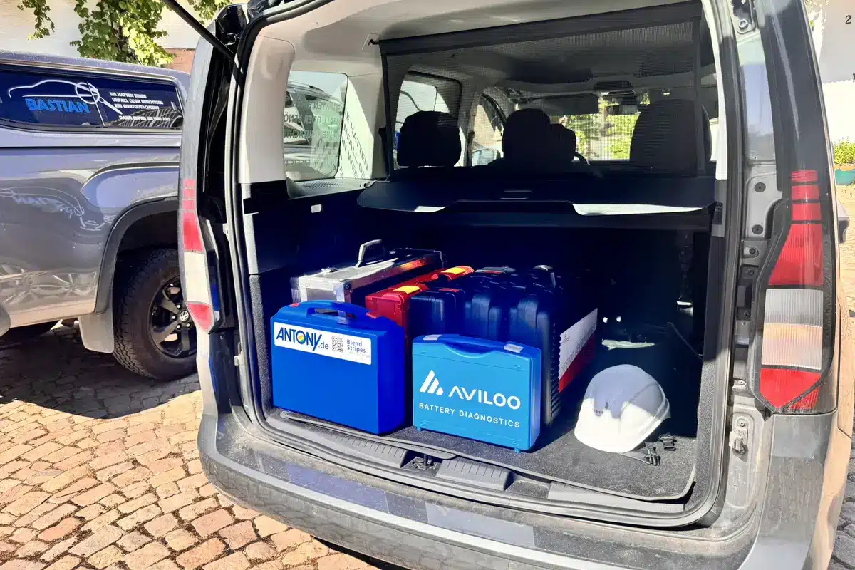 Kfz-Gutachter Kontakt: Messtechnik im Einsatzfahrzeug – Lackschichtmessgerät und Diagnosetester