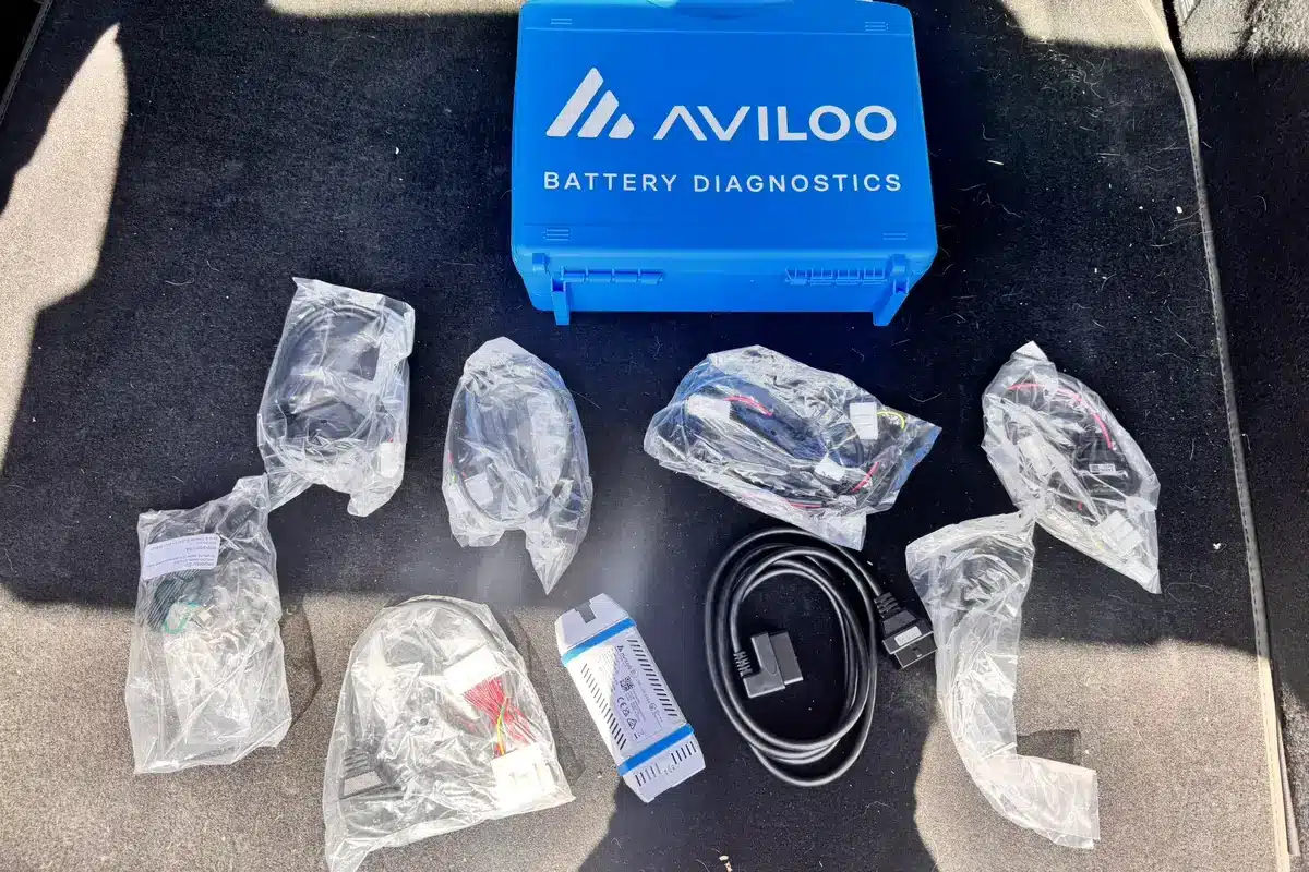 E-Auto Batterie prüfen lassen: AVILOO-Batterietest mit OBD-Kabel und Zubehör im Einsatzfahrzeug des Kfz-Sachverständigen