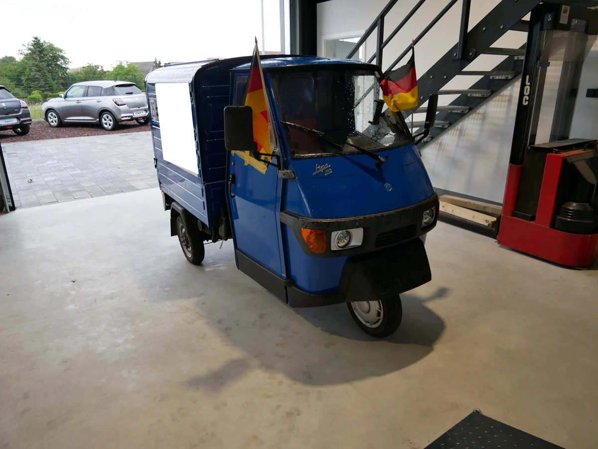 Piaggio Ape 50 – linke Seitenwand des Kasten-Aufbaus, Verformung mit dem Dellensegel sichtbar gemacht