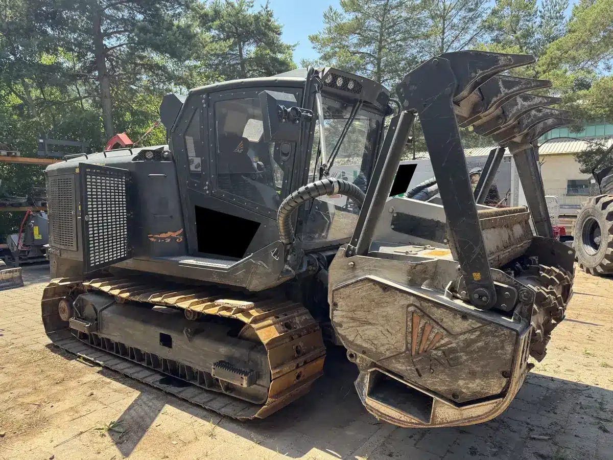 Forstmulcher Maschinenbruch – FAE Prime Mover PT-300 in der Seitenansicht mit Kettenlaufwerk und Kabine