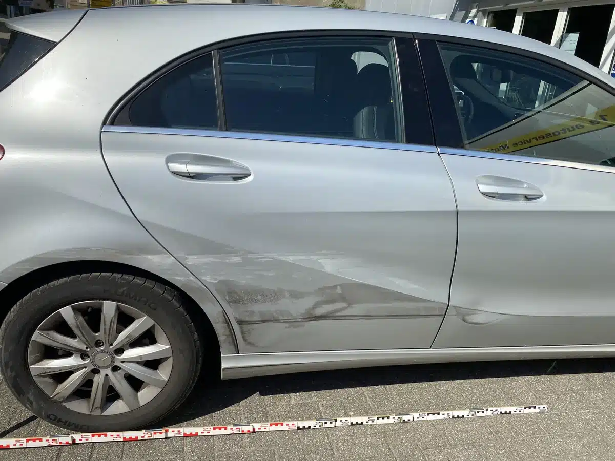 Mercedes A 180 Totalschaden: Streifschaden &uuml;ber beide T&uuml;ren der rechten Fahrzeugseite