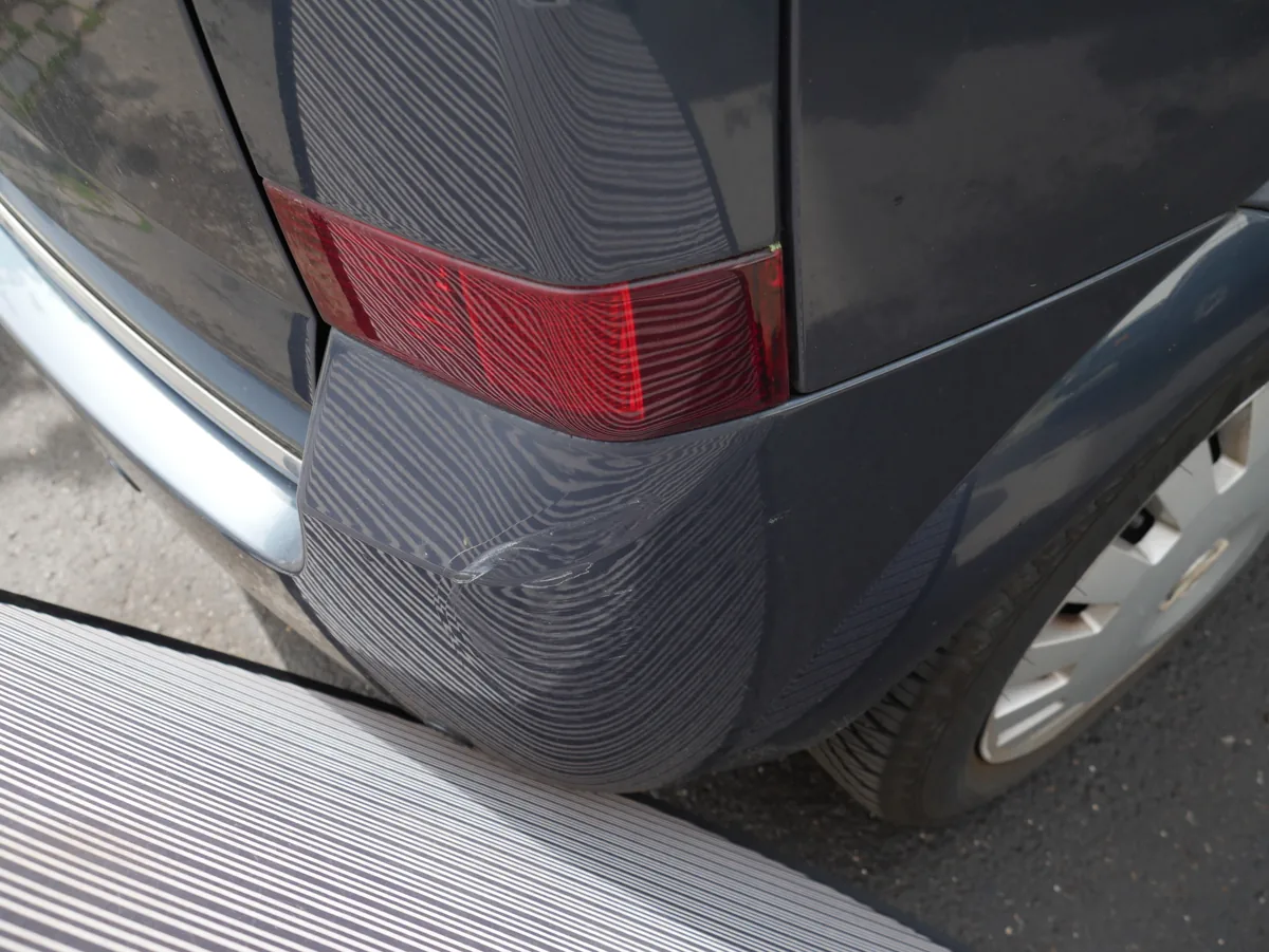 Opel Meriva – Heckschaden rechts in der Übersicht, Verformung an der Stoßfängerecke hinten rechts
