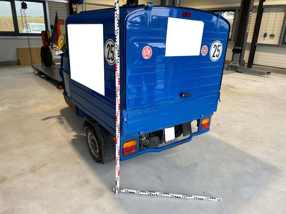 Piaggio Ape 50 – beschädigte hintere linke Ecke des Kasten-Aufbaus, aufgesplitterte Holzleiste an der Bordwand