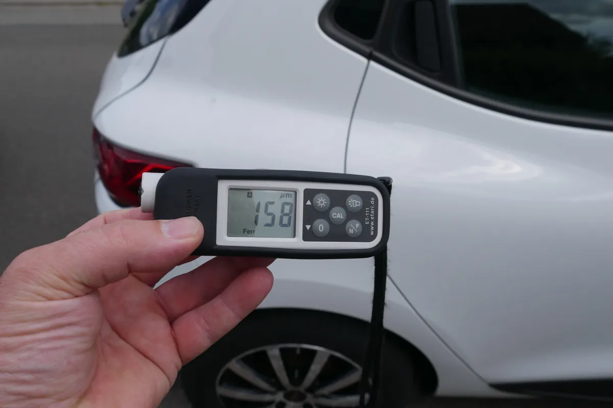 Renault Clio – Lackschichtdickenmessung an der Heckpartie rechts mit Anzeige 158 µm