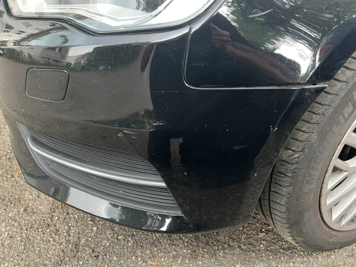 Audi A3 – Stoßfänger-Eck vorne links mit Schleifspuren und aufgeweiteter Fuge zum Kotflügel