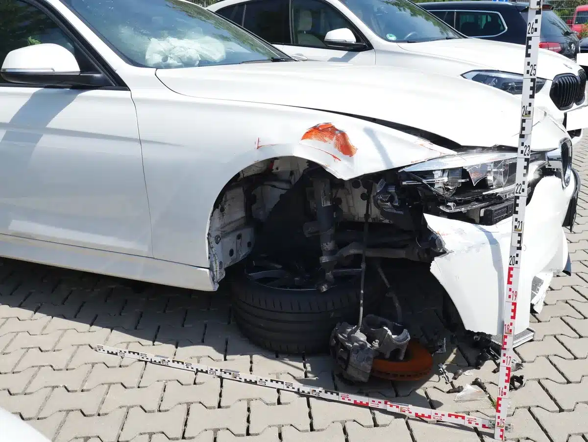 BMW 340i Totalschaden: Rad, Bremse und Radaufh&auml;ngung vorne rechts aus der Karosserie gerissen