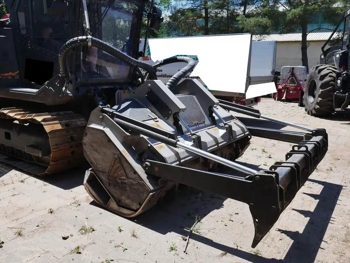 Forstmulcher Maschinenbruch – Mulchaggregat der FAE Prime Mover in der Gesamtansicht mit Haube und Rotor