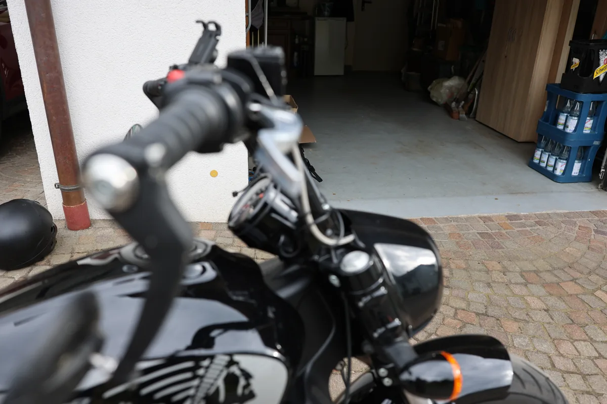 Indian Scout Bobber – Lenkerbereich mit Tank und Rundinstrument, Aufnahme bei der Besichtigung