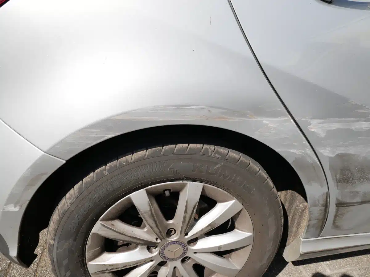 Mercedes A 180 Totalschaden: Seitenwand hinten rechts tiefgehend verkratzt und eingedellt