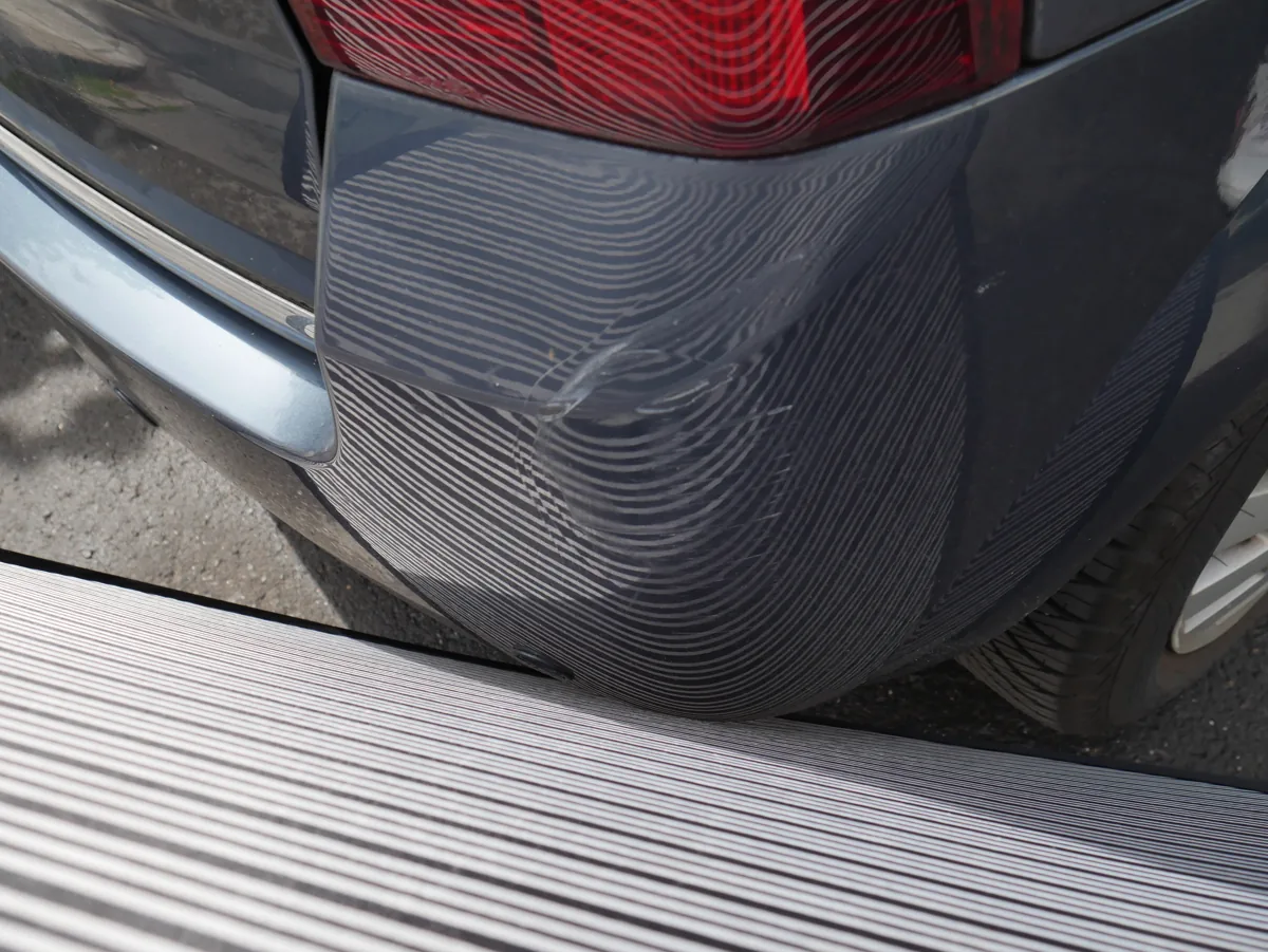 Opel Meriva – Kratzer und Schürfspuren am Heckstoßfänger rechts, Detailaufnahme