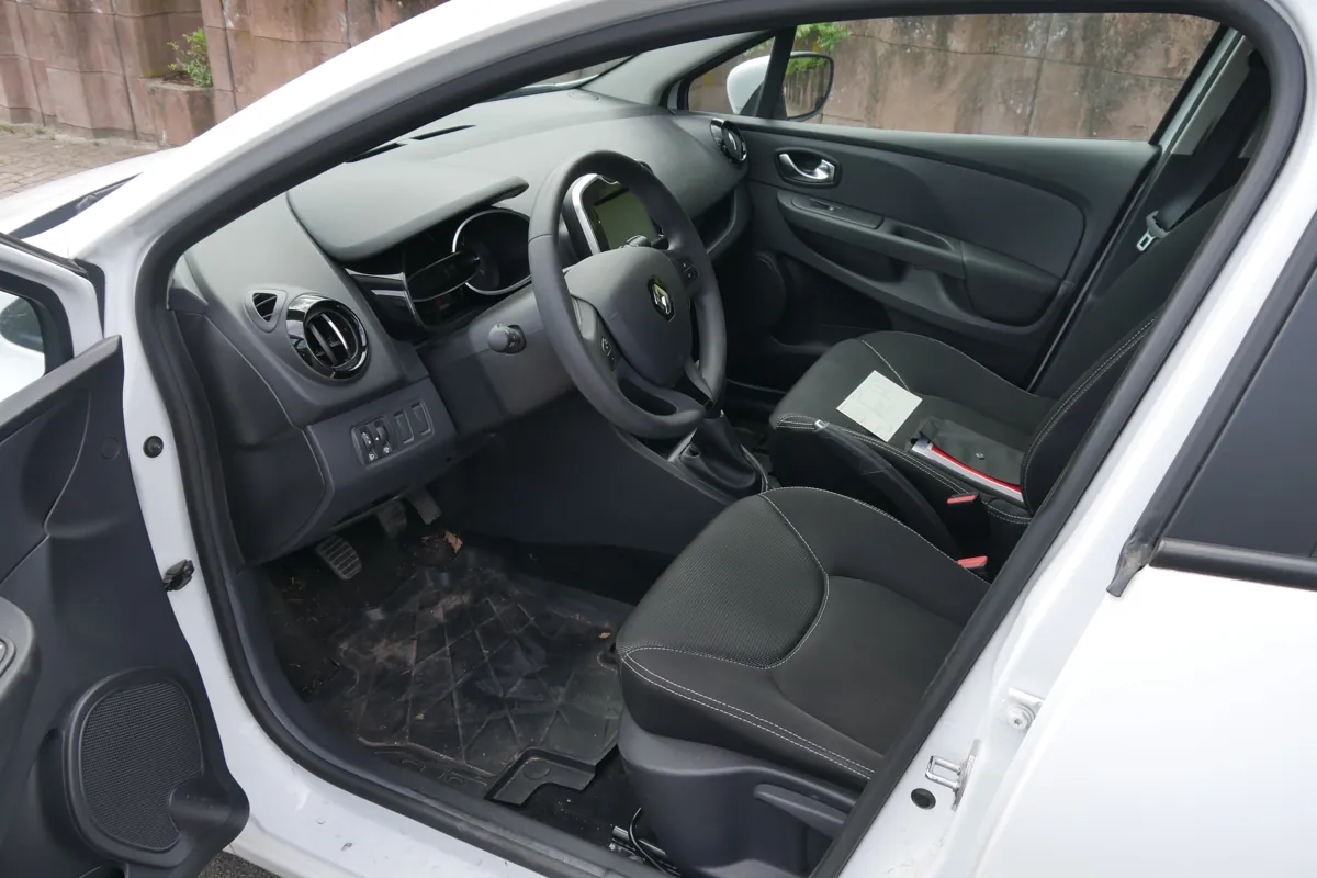 Renault Clio – Innenraum mit Fahrerplatz und Vordersitzen, Zustand bei der Besichtigung dokumentiert