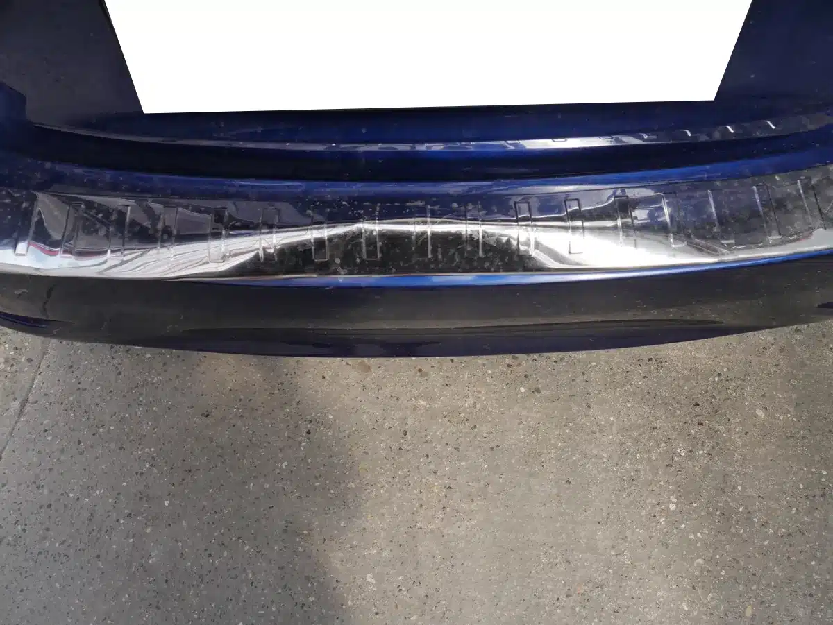 Toyota Avensis Heckschaden: Nahaufnahme der besch&auml;digten Sto&szlig;f&auml;ngerverkleidung am Fahrzeugheck