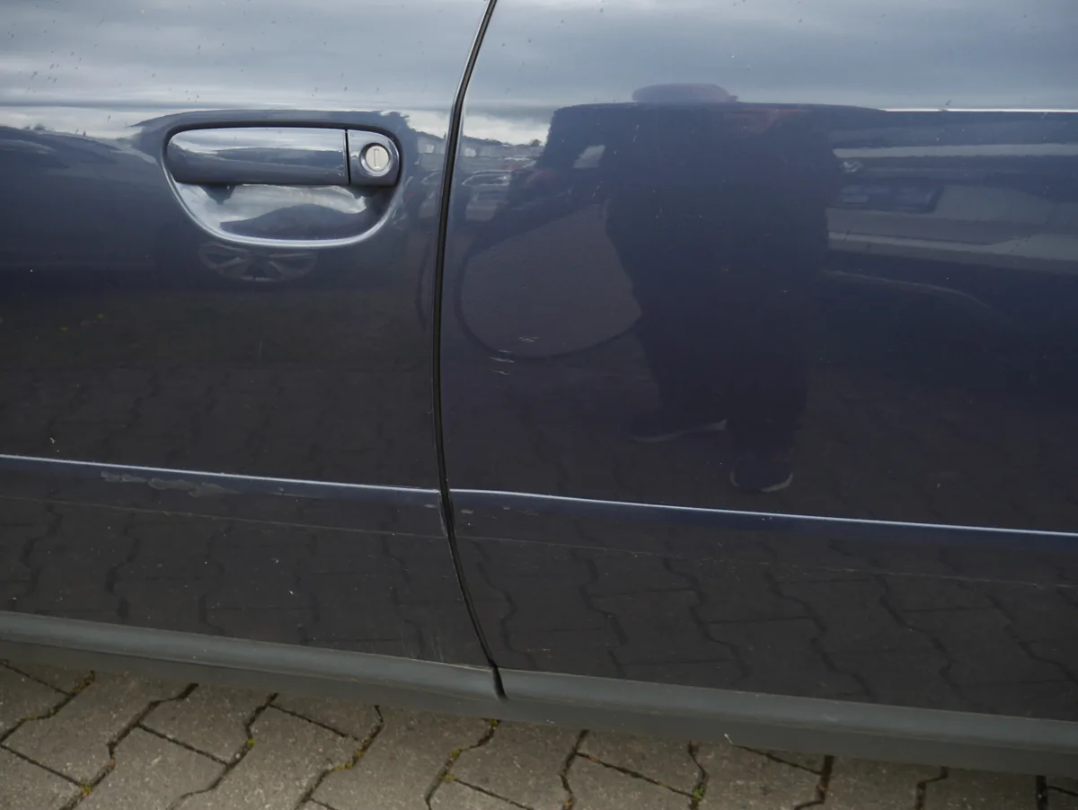 Audi A6 – Kratzspuren an Tür und Seitenwand hinten links, Detailaufnahme der Fahrzeugseite