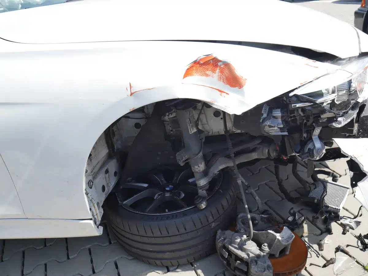 BMW 340i Totalschaden: Radhaus vorne rechts mit freiliegendem Federbein nach dem Aufprall