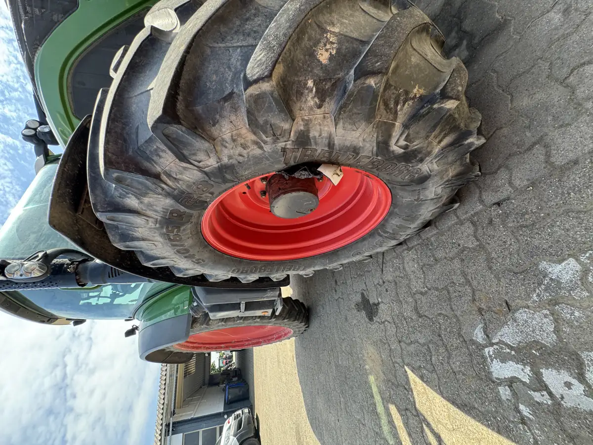 Fendt 516 Vario Kreuzungsunfall – verformte Spurstange an der rechten Vorderachse, Detailaufnahme bei der Besichtigung