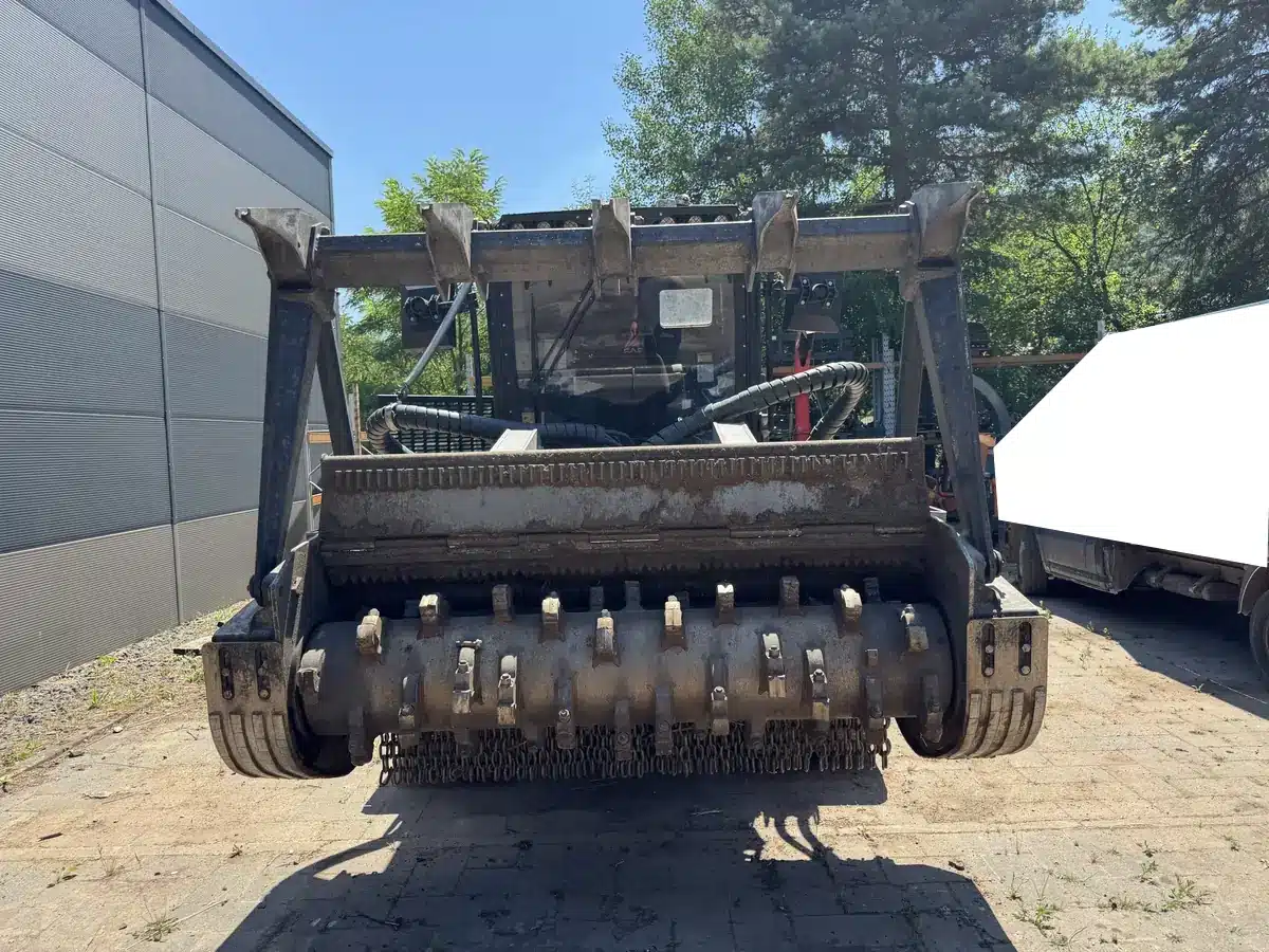Forstmulcher Maschinenbruch – Mulchaggregat von vorn mit geöffneter Haube und sichtbarer Rotorwalze