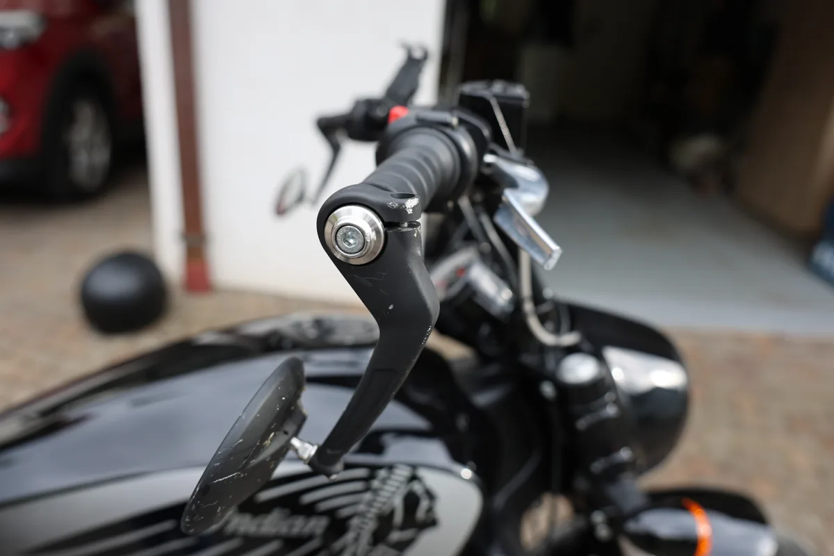 Indian Scout Bobber – Lenkerende mit Bar-End-Spiegel, Schleifspuren an Klemmung und Spiegelarm