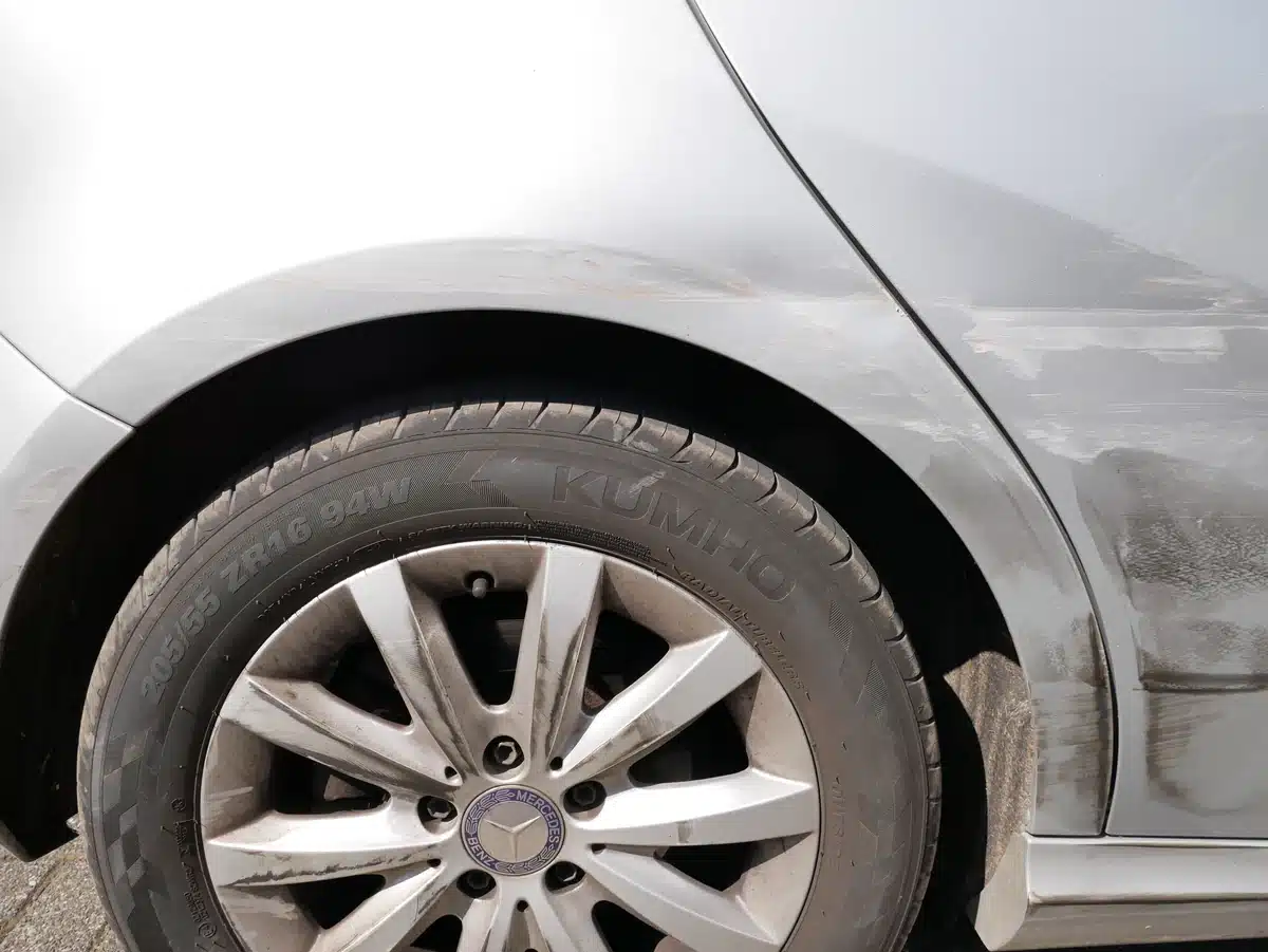 Mercedes A 180 Totalschaden: Seitenwand hinten rechts mit Kratzspuren und Verformung in der Detailaufnahme