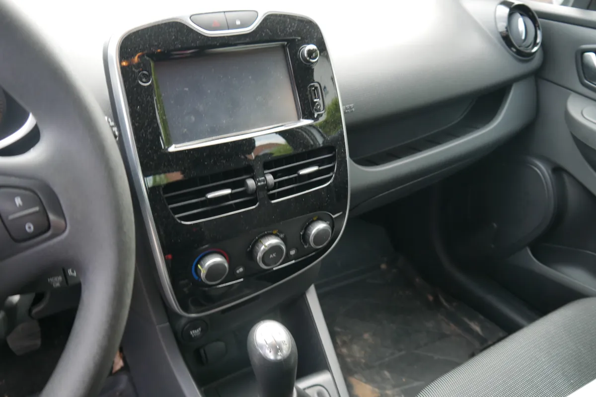 Renault Clio – Mittelkonsole mit Touchscreen, Klimabedienung und Schalthebel, Ausstattung dokumentiert