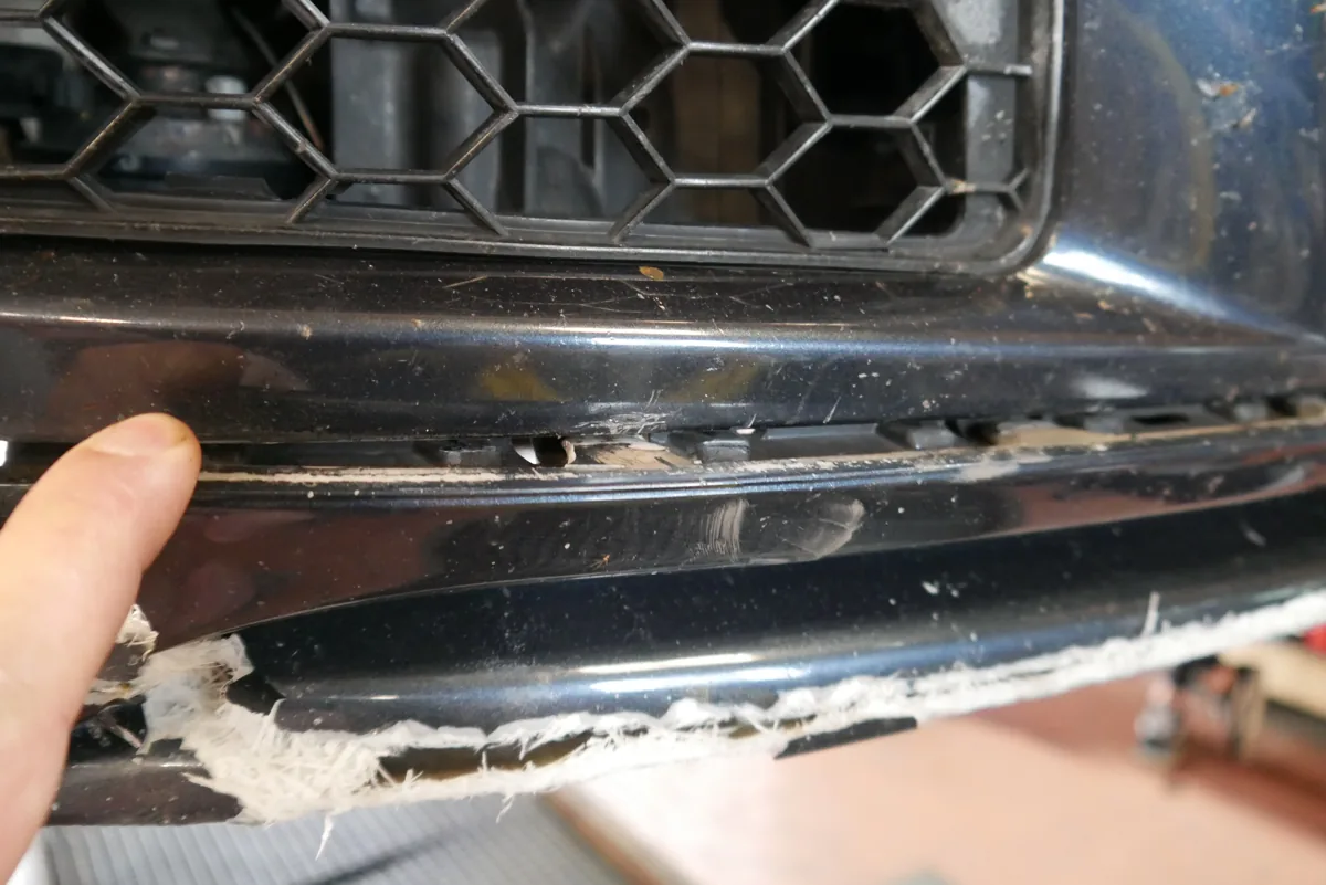 VW Golf V GTI – Bruchstelle an der Stoßfänger-Unterkante, Detail des Anstoßbereichs an der Fahrzeugfront