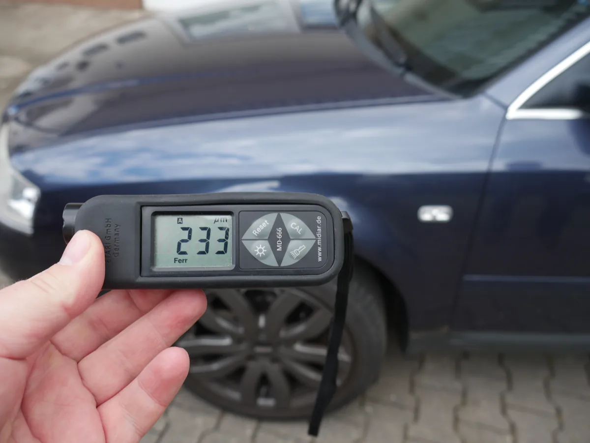 Audi A6 Vorschaden – Lackschichtdickenmessung mit Anzeige 233 µm zur Abgrenzung von Alt- und Neuschaden