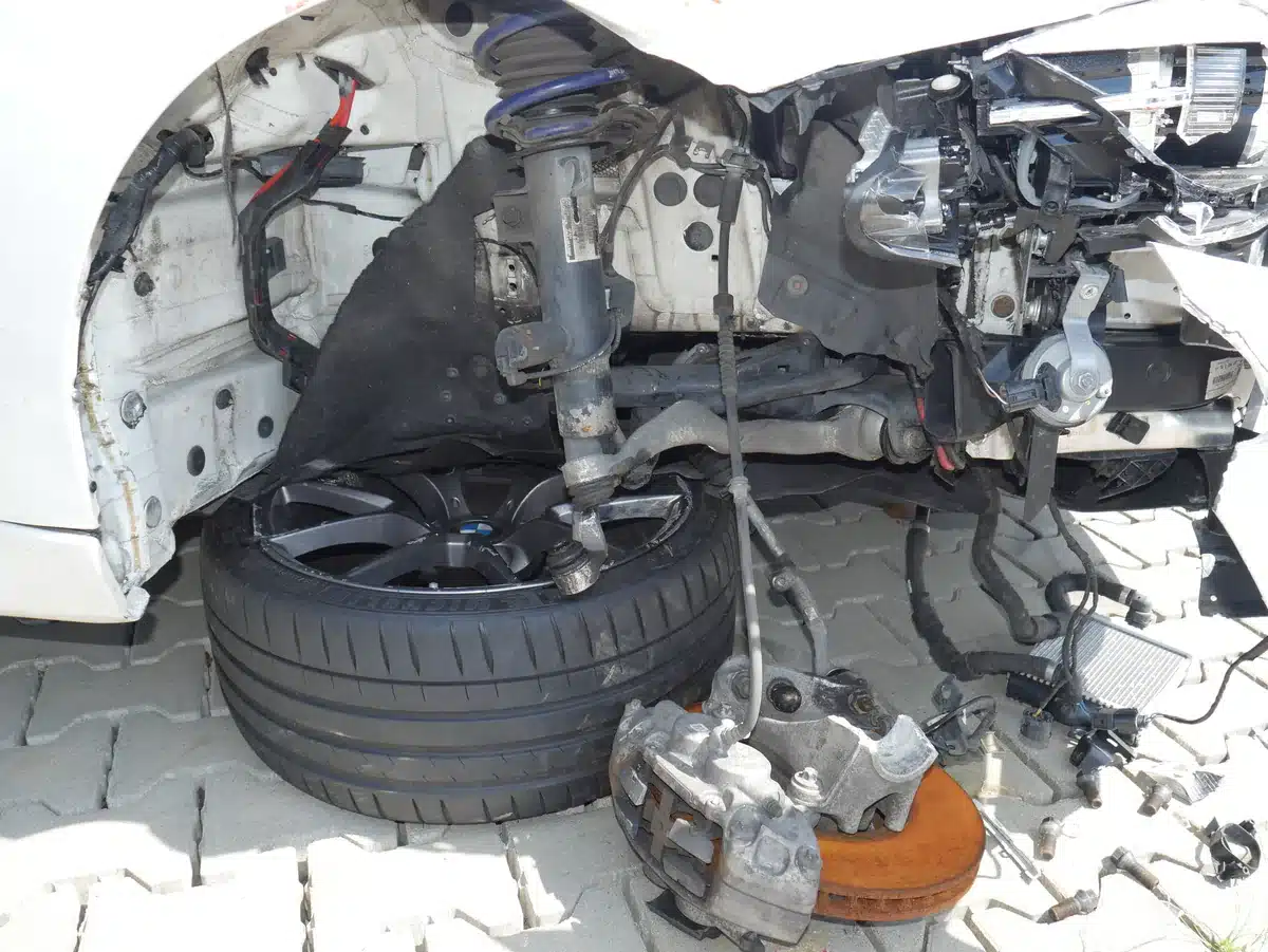 BMW 340i Totalschaden: Achsschenkel mit Bremssattel und Bremsscheibe vorne rechts ausgerissen