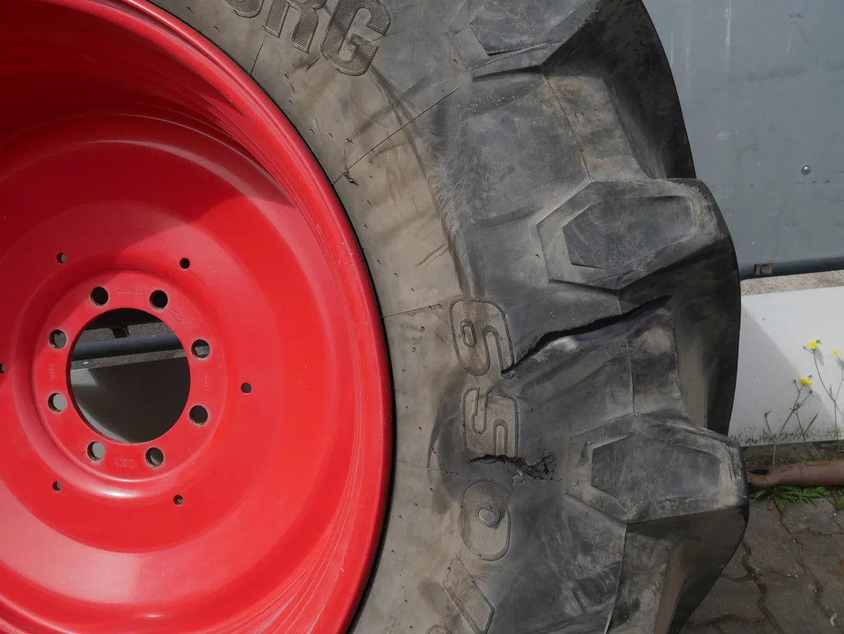 Fendt 516 Vario – Rad rechts: Detailaufnahme mit Einschnitt in der Reifenschulter