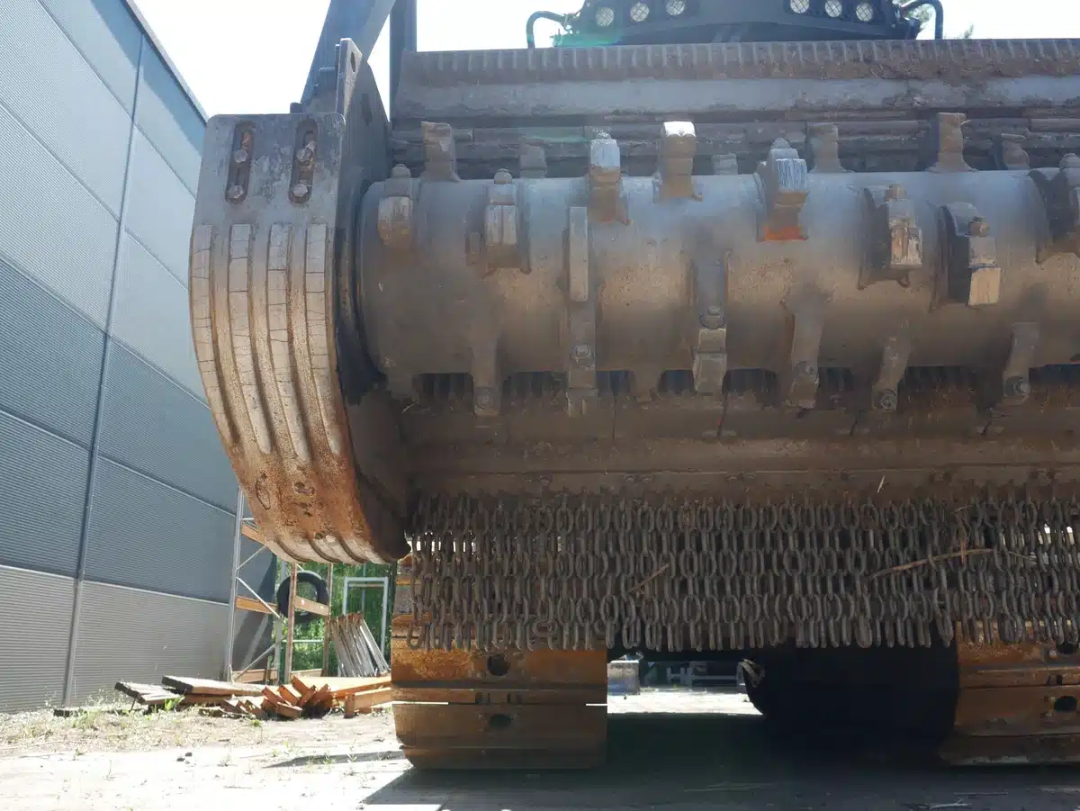 Forstmulcher Maschinenbruch – Rotorwalze des Mulchaggregats in der Seitenansicht mit Werkzeugaufnahmen