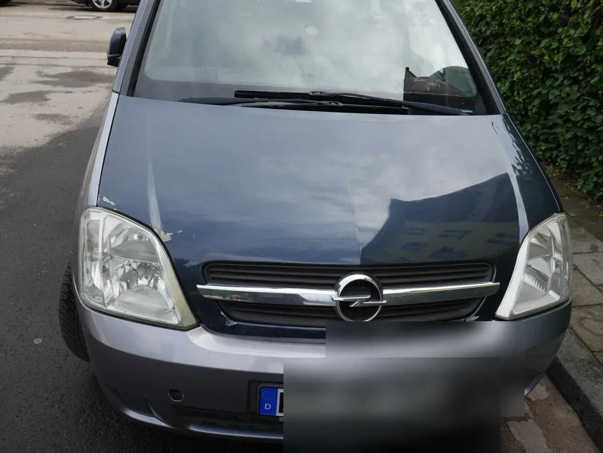 Opel Meriva – Frontansicht mit dem Bereich des reparierten Vorschadens vorne rechts