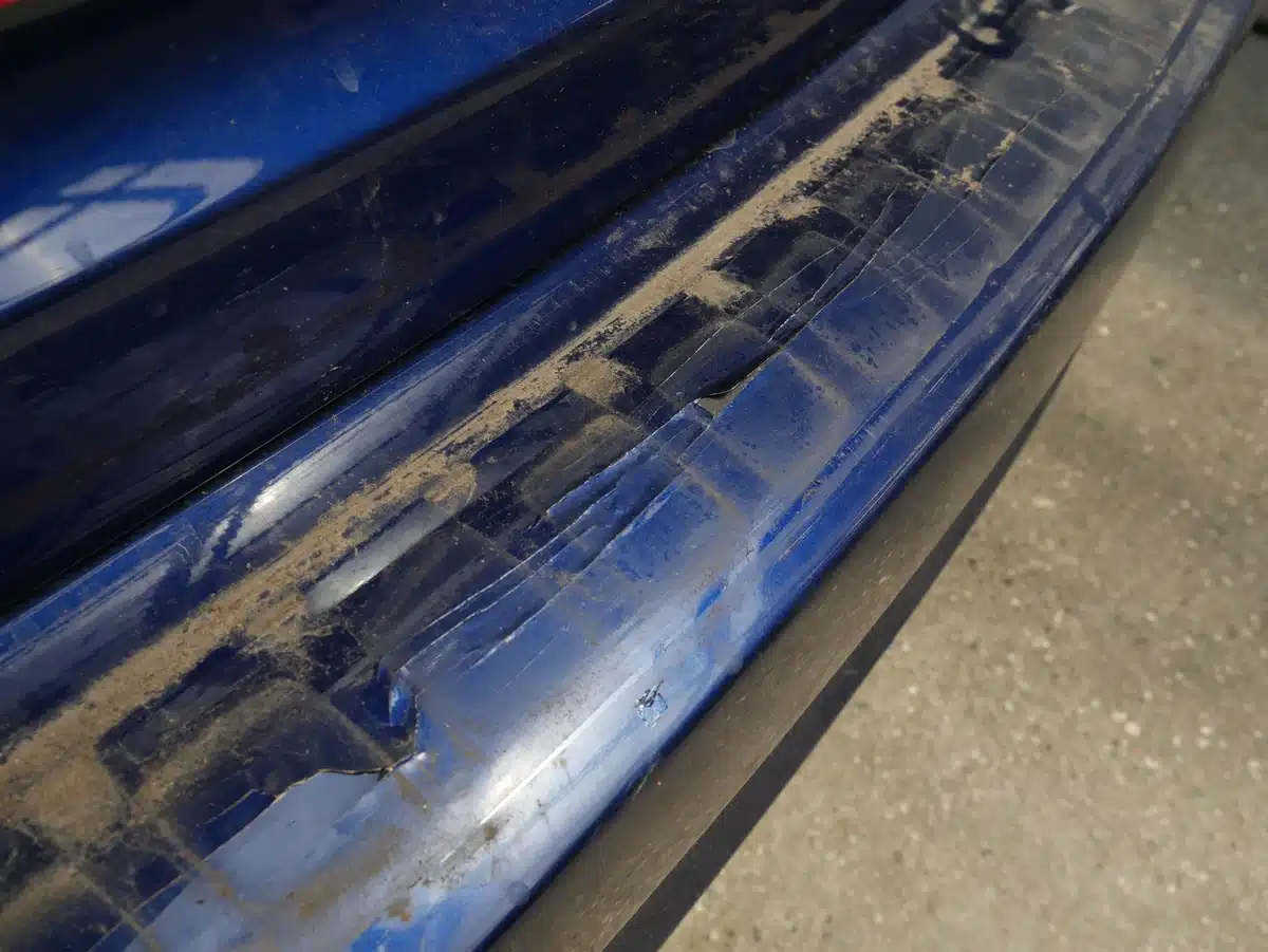Toyota Avensis Heckschaden: Detailaufnahme der Besch&auml;digung am Ladekantenschutz hinten