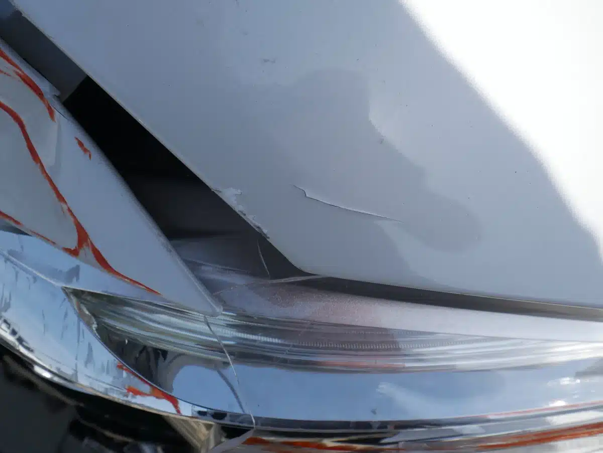 BMW 340i Totalschaden: Kotfl&uuml;gelkante und Scheinwerfer vorne rechts in der Nahaufnahme