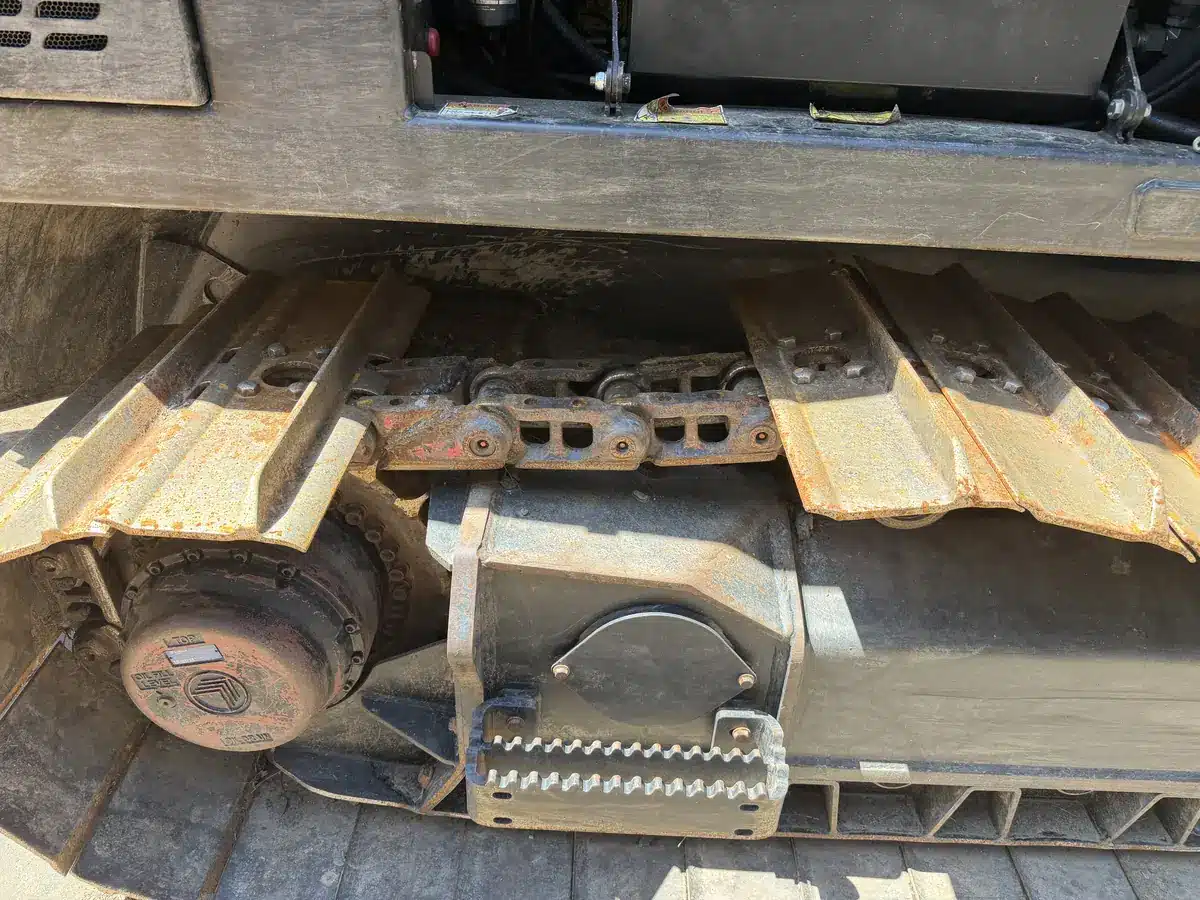 Forstmulcher Maschinenbruch – rechtes Kettenlaufwerk der FAE Prime Mover mit Raupenkette und Laufrollen