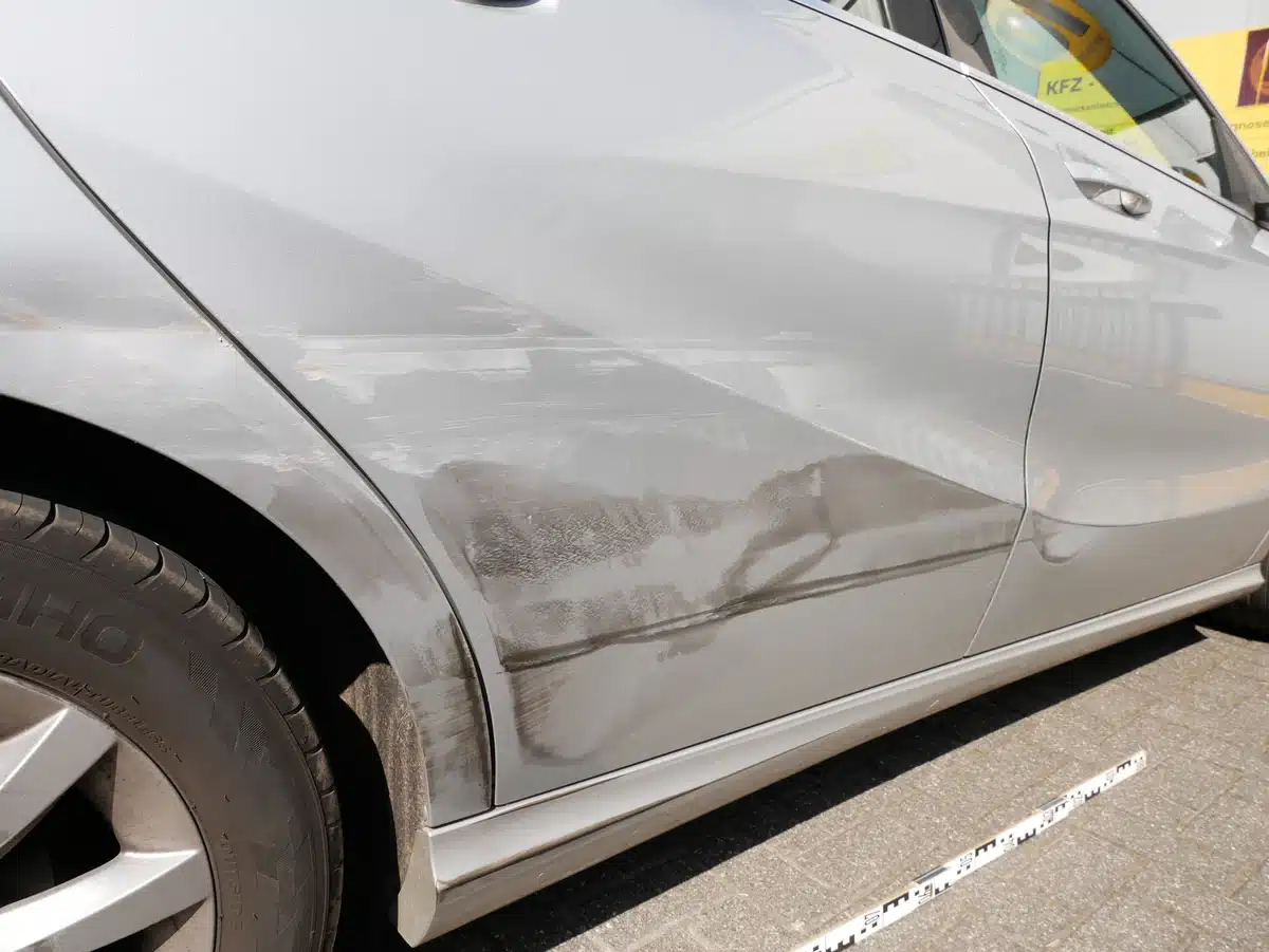 Mercedes A 180 Totalschaden: Schleifspuren an Tür rechts und Schweller, Verlauf des Streifschadens