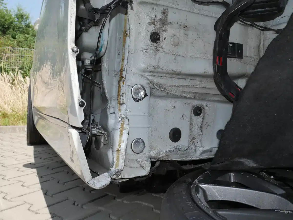 BMW 340i Totalschaden: aufgerissenes Karosserieblech vorne rechts, Detailaufnahme der Struktur