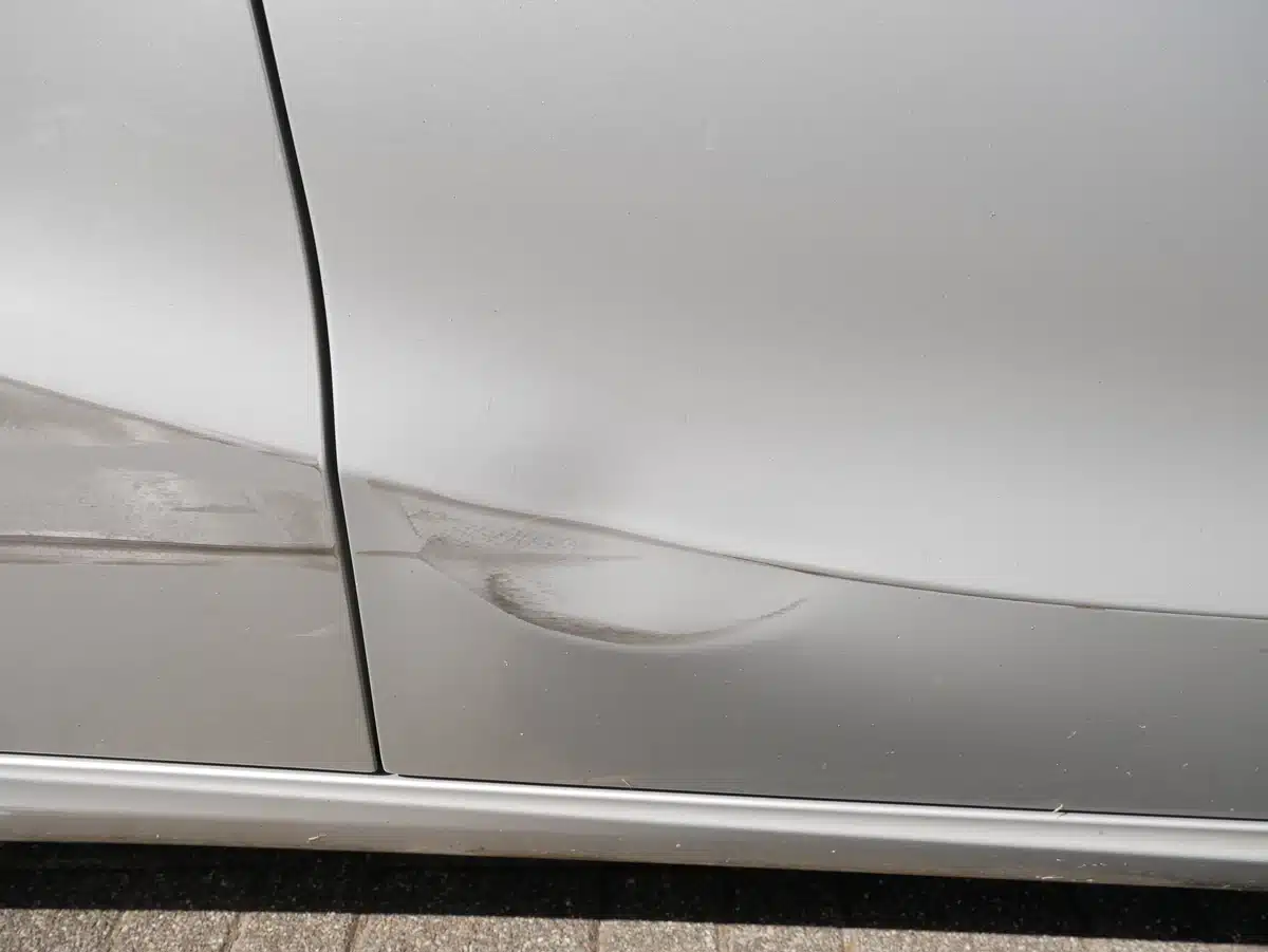 Mercedes A 180 Totalschaden: Eindellung in der Tür rechts, Detailaufnahme des Anstoßbereichs
